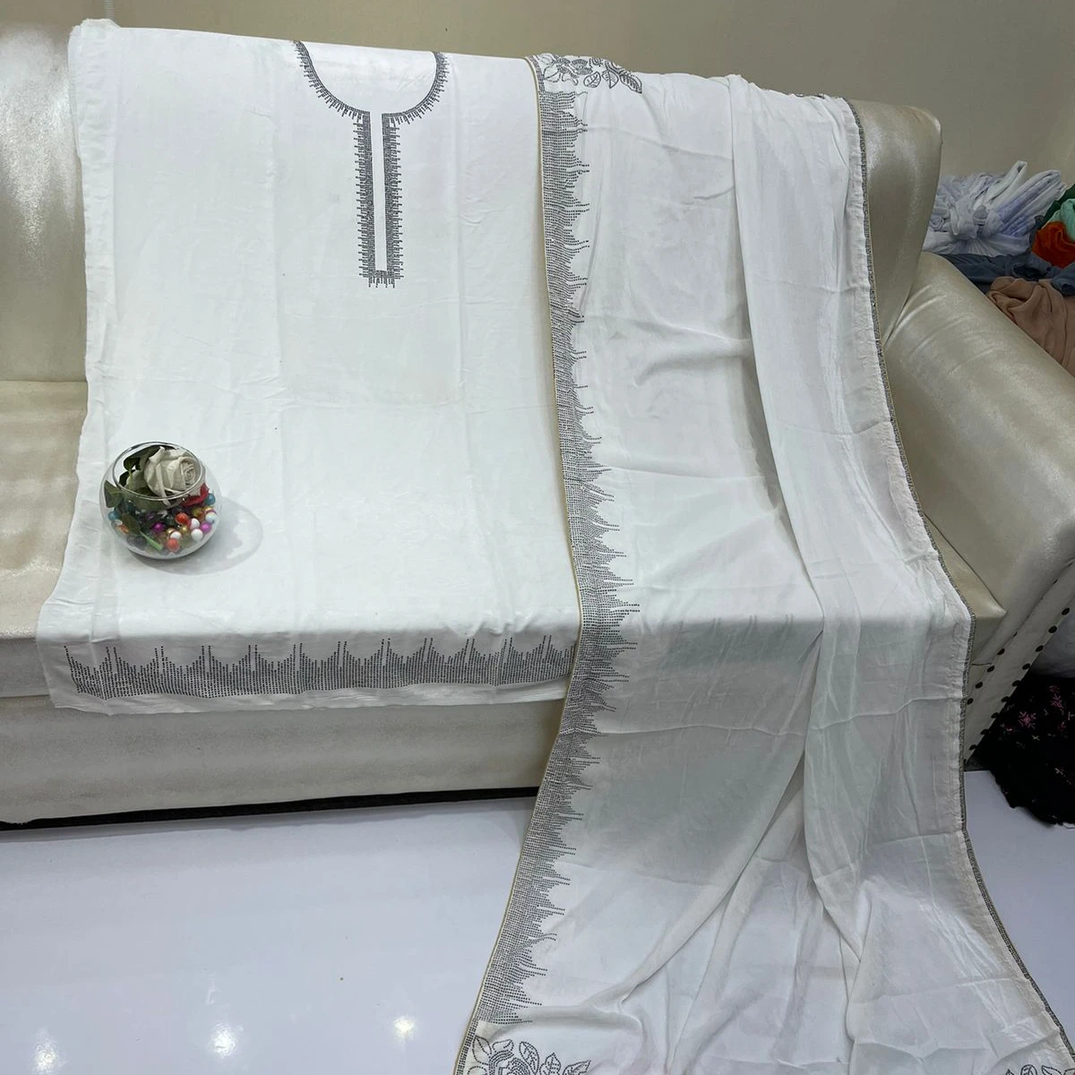 SS Unstitched Velvet Suits Fabric High Quality 9000 Micro Velvet Hand Work Heavy Stone 4 Cut DMC Stone 2 Pc Shirt Shawl