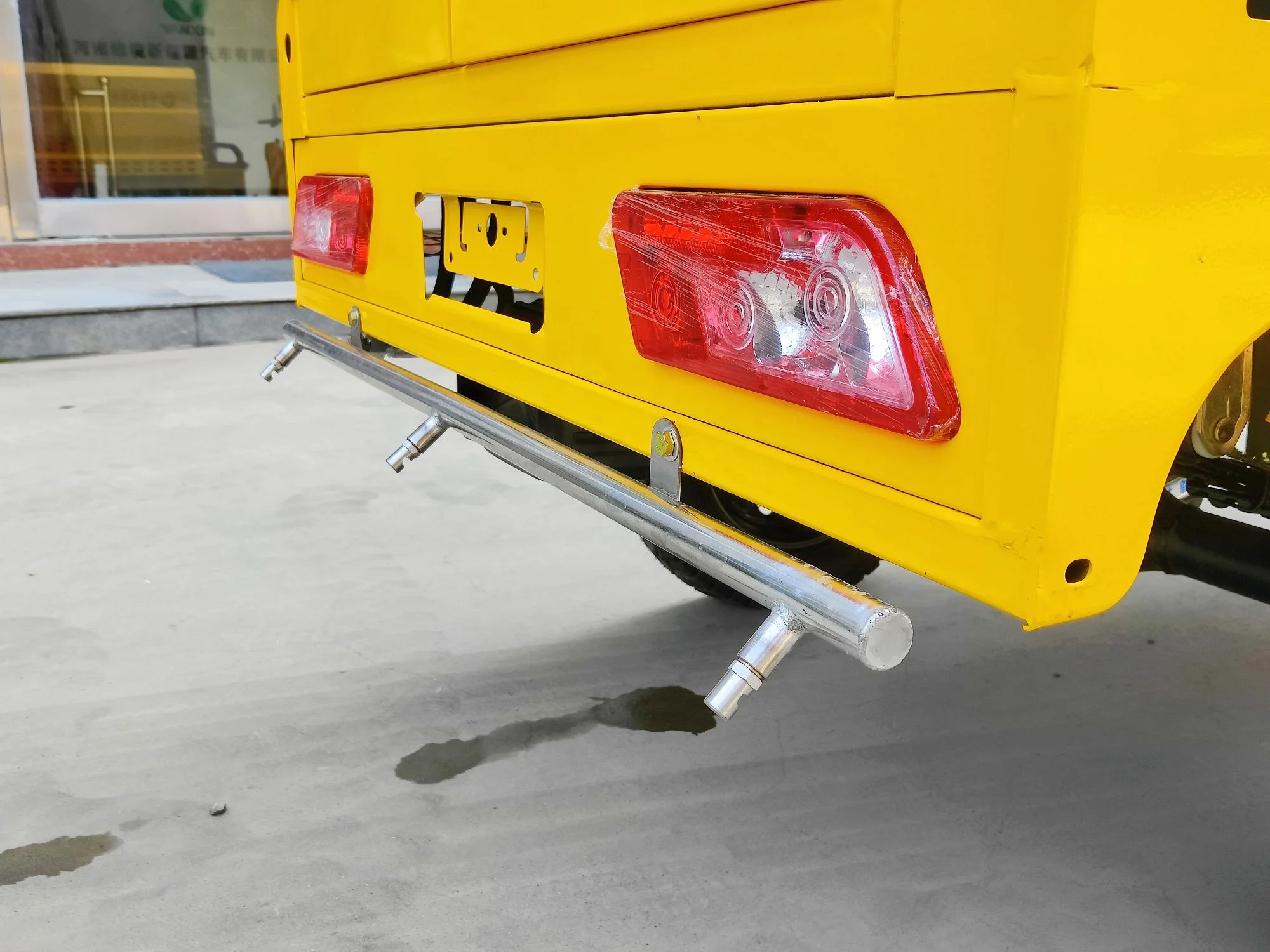 Electric tricycle water sprinkler truck tanker water car municipal works road cleaning garbage truck