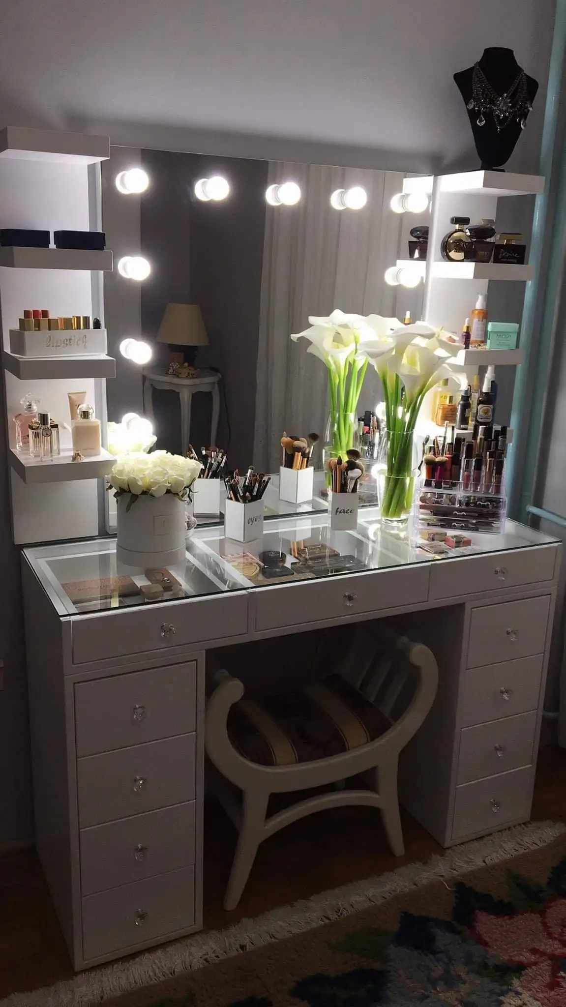 Luxury Bedroom Furniture Transparent Desktop Design Wood Dressing Table Hollywood Mirror With Led Bulbs And Drawer Makeup Vanity