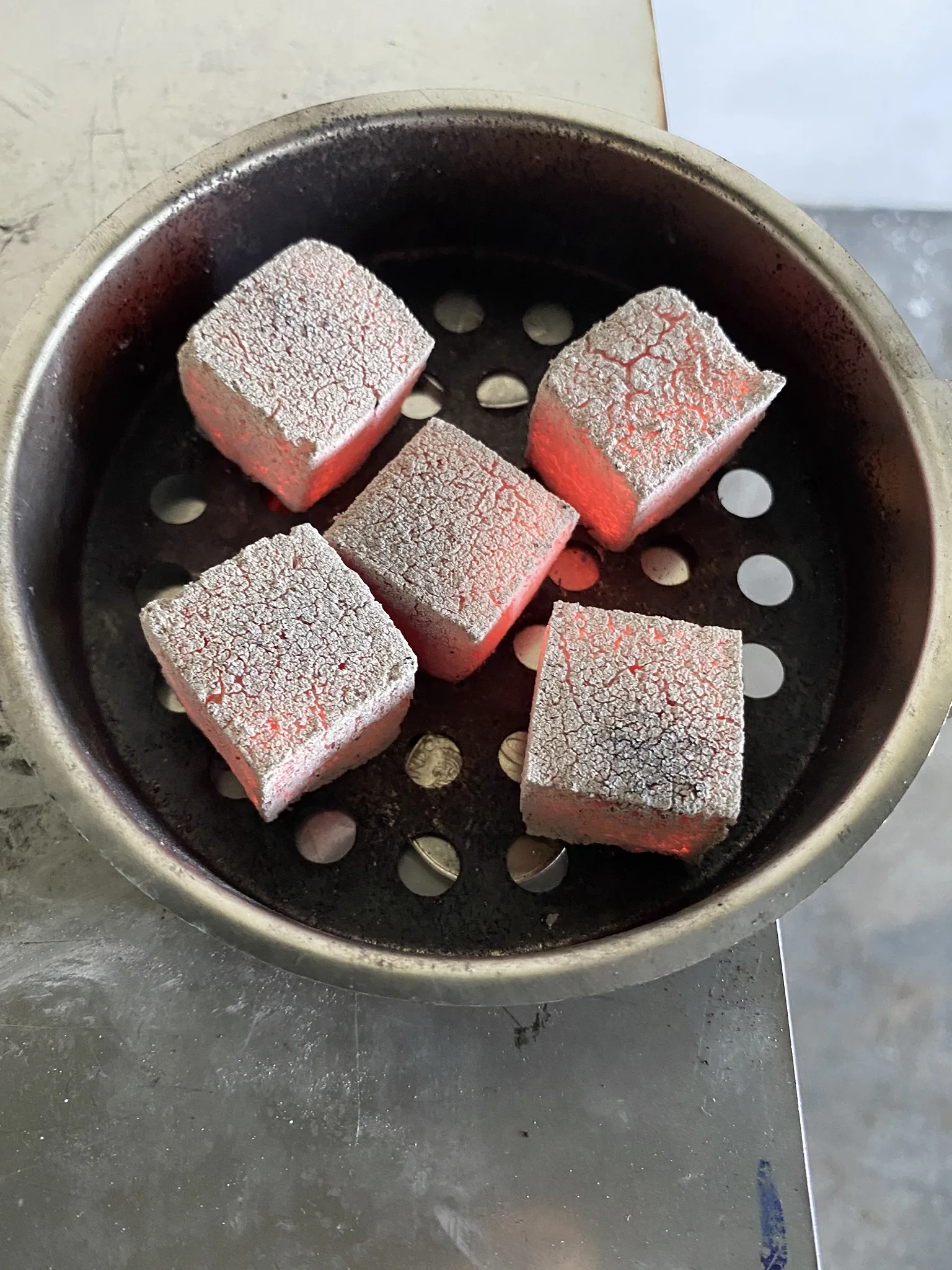 Cube Briquette For Shisha Hookah Best Quality White Ash Strong Coal Made 100% Pure Coconut Shell Charcoal From Indonesia