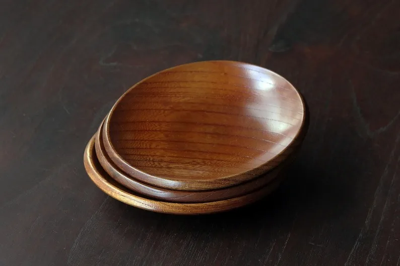 Top quality wood plate round shape latest and wholesale wooden plate kitchenware for food and christmas parties use wood plate