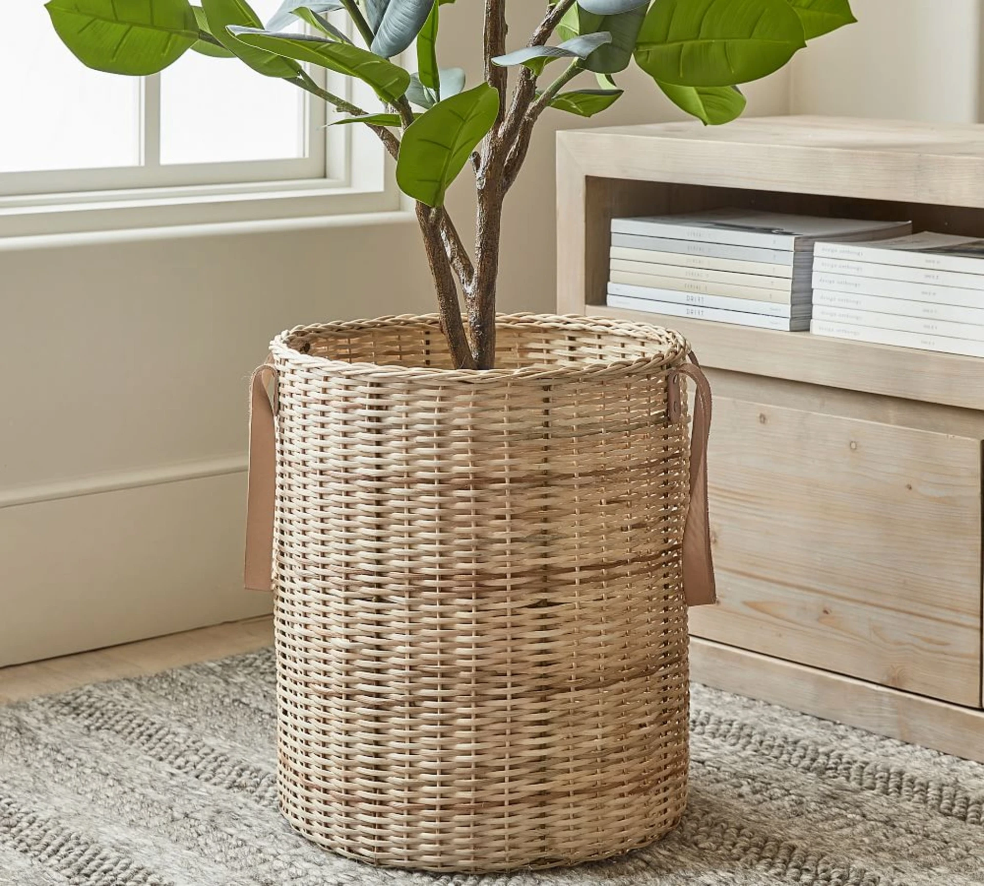 Latest Collection Customized Handmade Round Rattan Woven Wicker Baskets Clothing Laundry Hamper Storage for Bathroom
