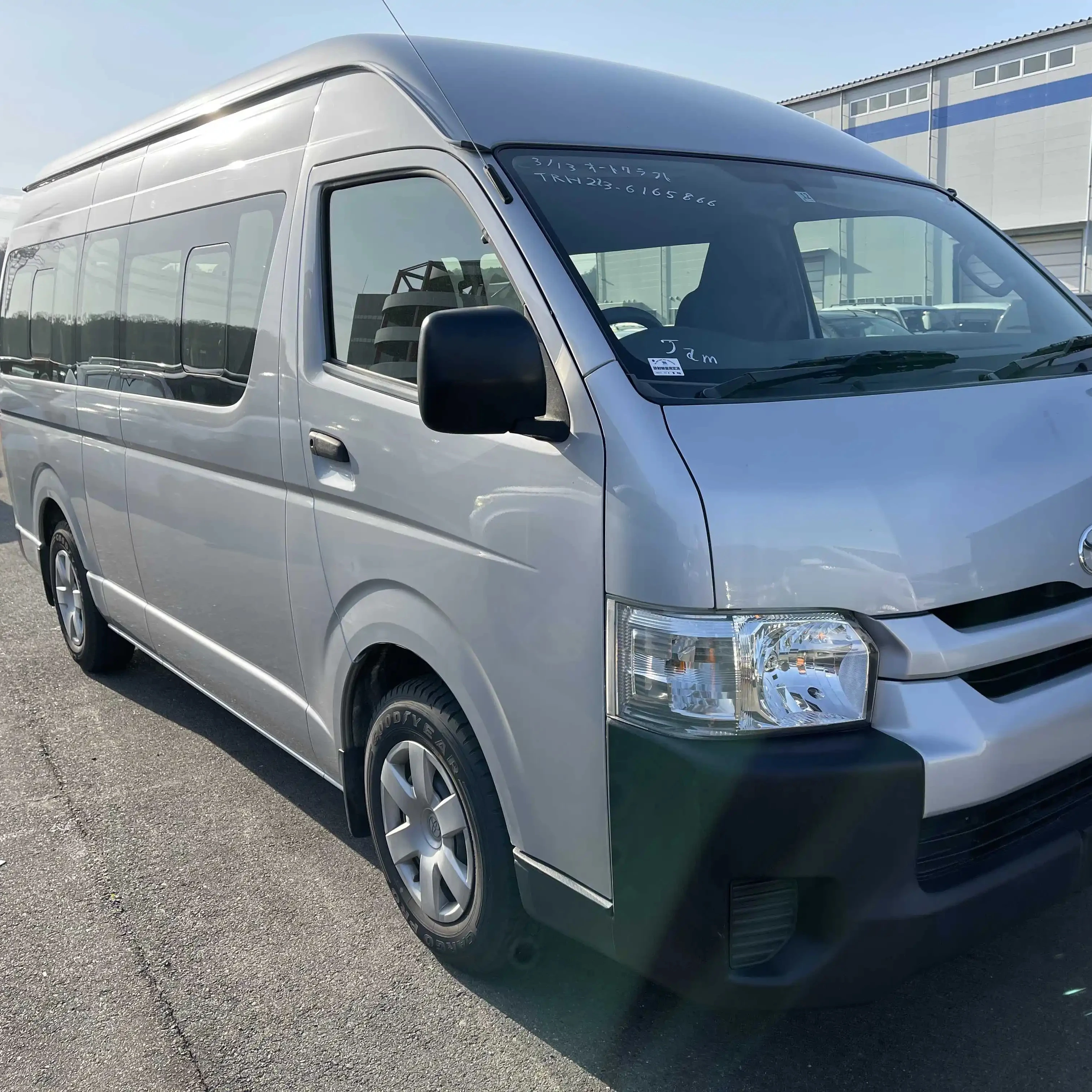 Ready to ship BEST OFFER  RHD / LHD /Used/New- HIACE VAN Used 2021 Hiace Van 15- 21 Seater