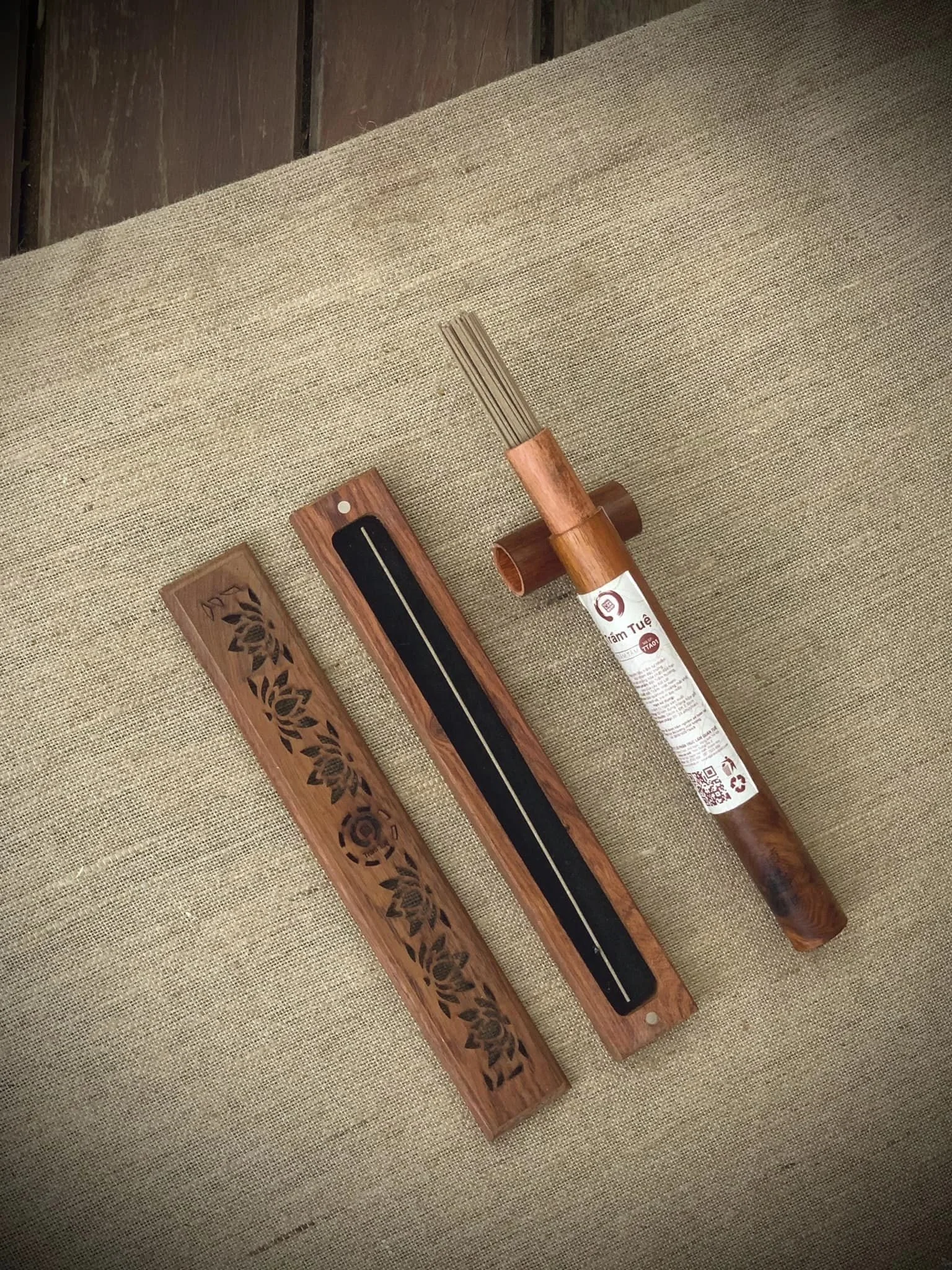 Vietnamese Agarwood Aloeswood Bakhoor Oud Incense Stick with Burner Strong Sweet Fragrant Warmer Relax Gift Set Diffuser