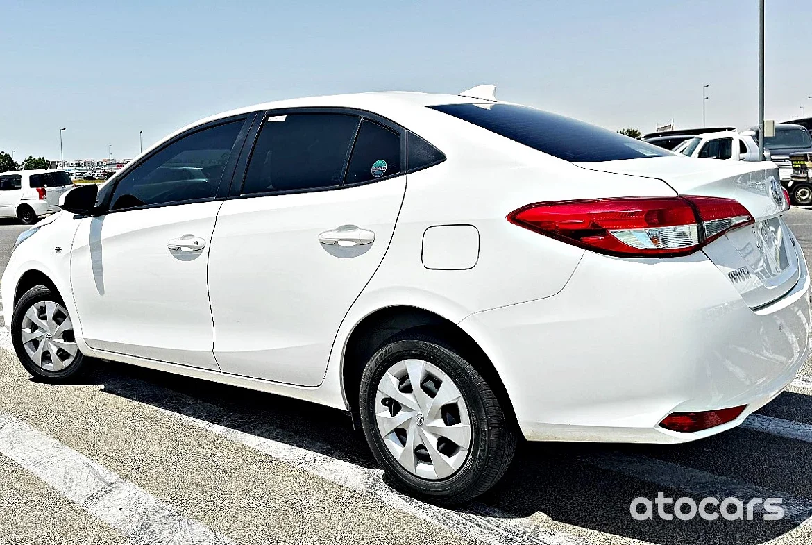 Очаровательные и чистые Подержанные автомобили Toyota Yariss 1.6L 2021 модельный год белый цвет экстерьер