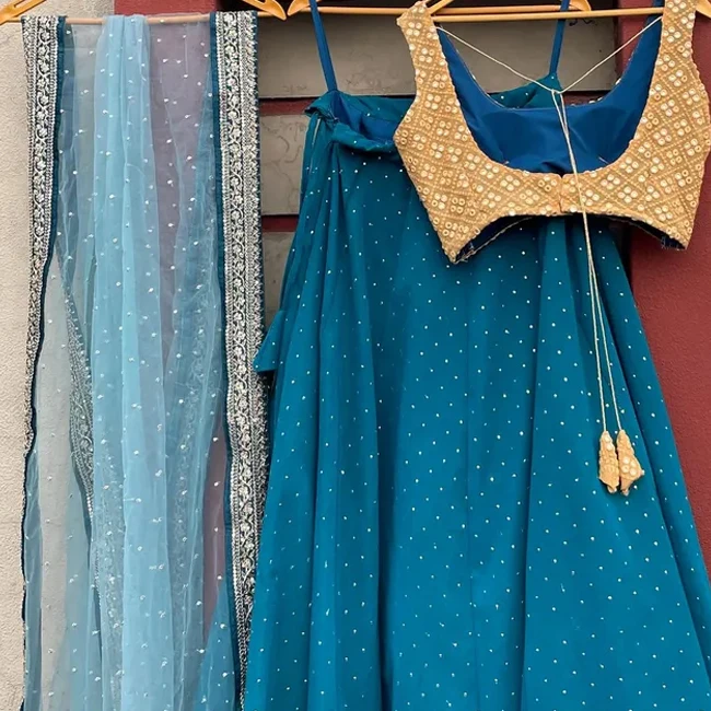Дизайн Lehenga Choli с классическим индийским оттенком традиции