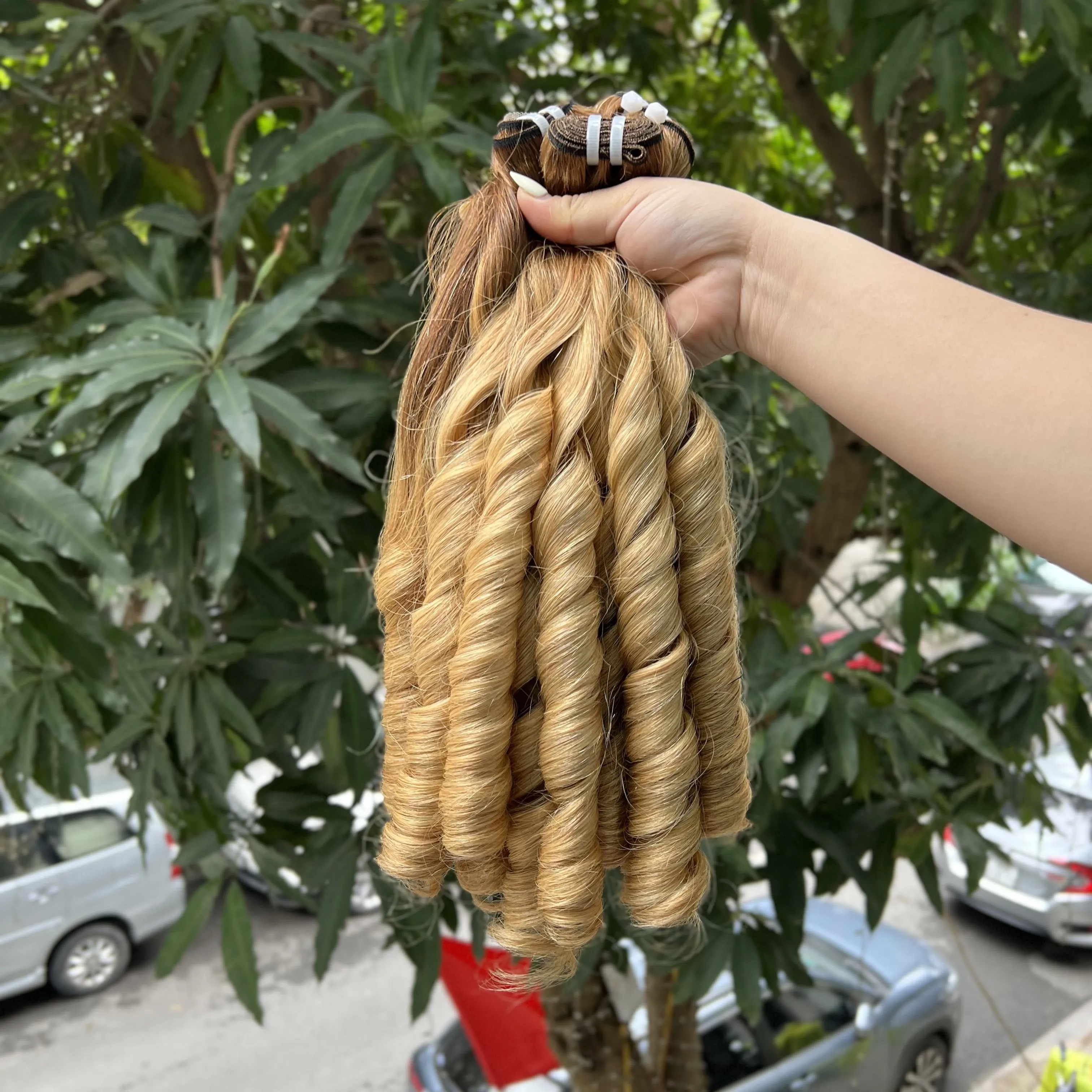 High Quality Blonde Bounce Curly Hair Weave Cuticles Aligned Vietnamese Human Hair Extensions