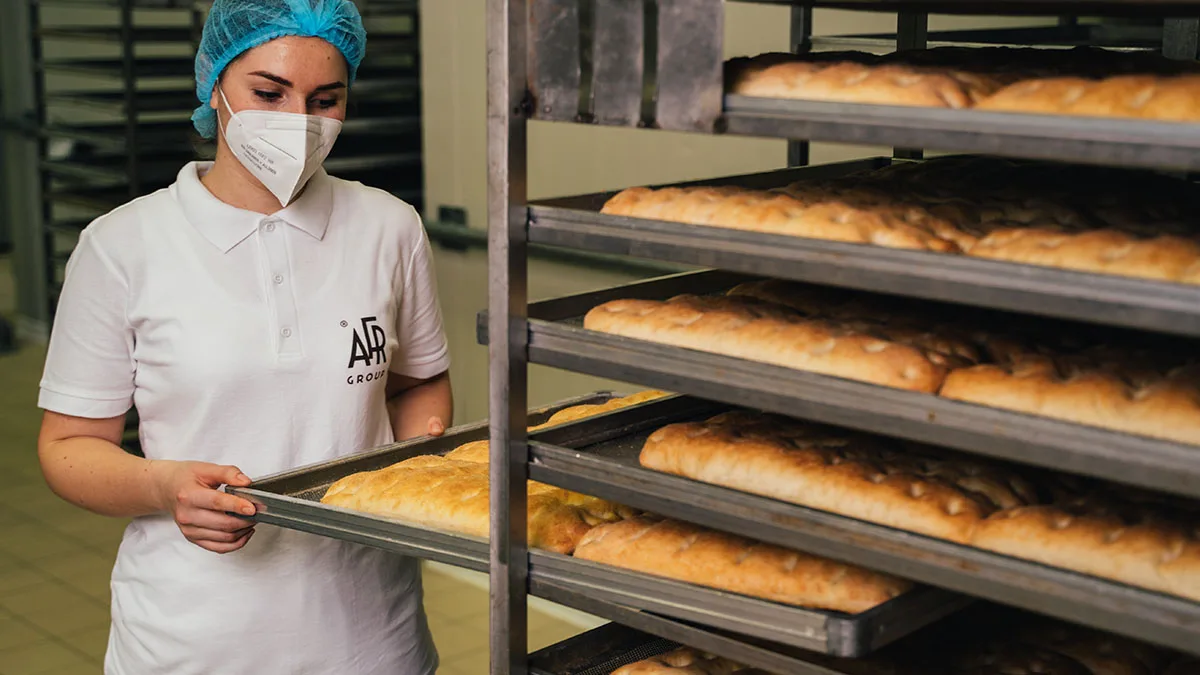 Italian White Rectangular Focaccia-type Pizza Base with Extra Virgin Olive Oil precooked product 550g 30x40cm