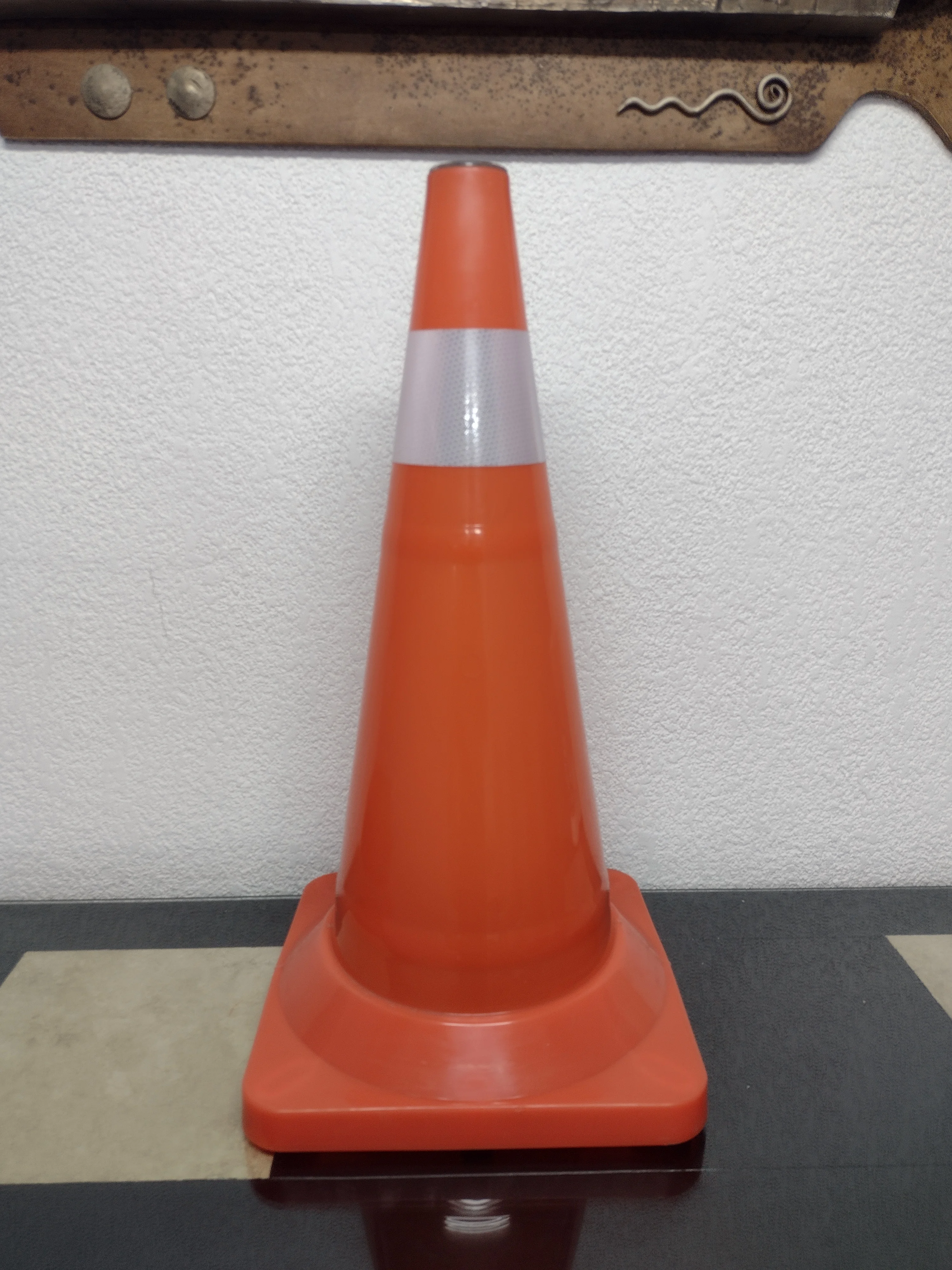 High quality   Solar Traffic cone Ttraffic cones with reflective Orange cones 28 inch