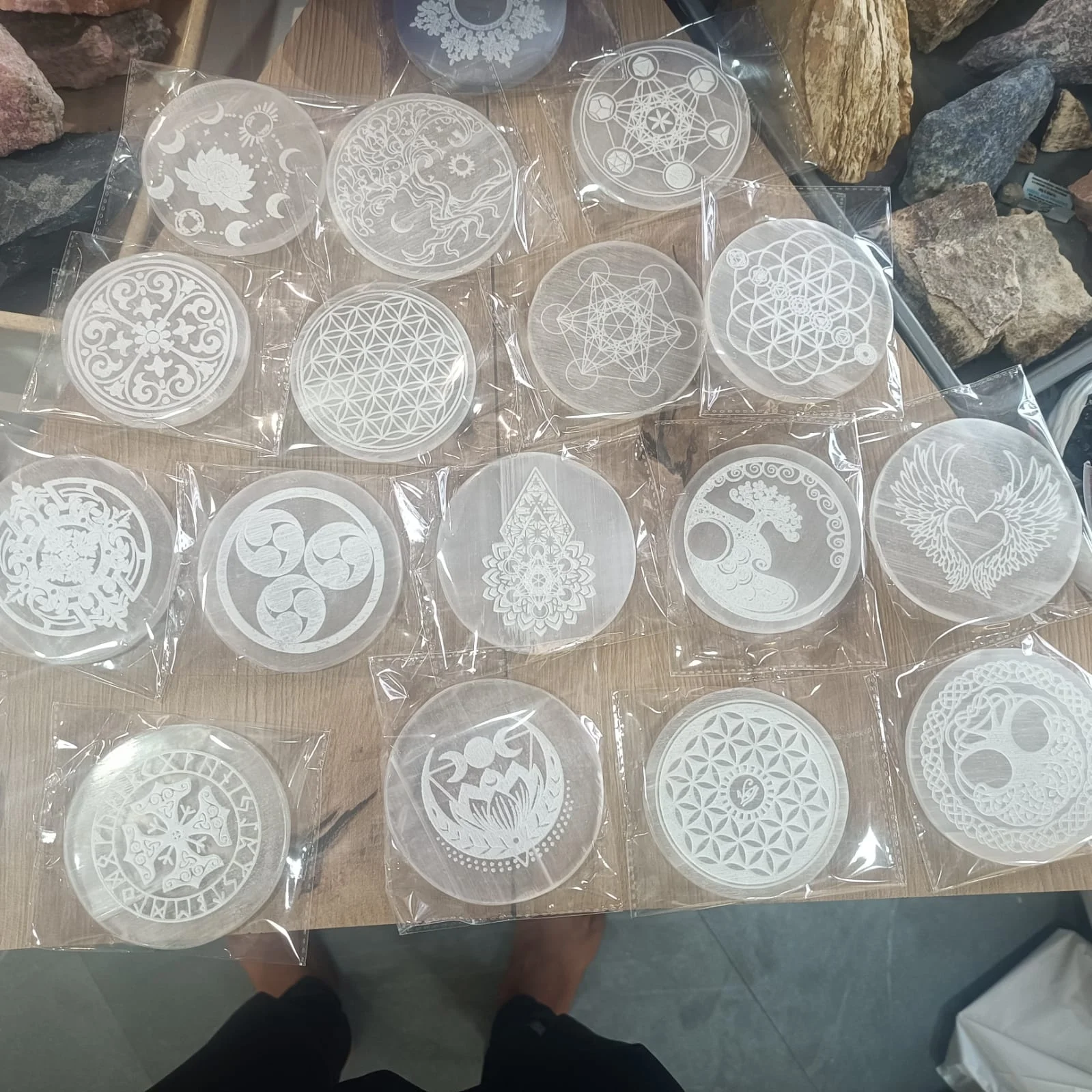 Top Selling round Selenite Crystal Charging Plate High Quality Healing Stone Decoration Energy Raw Technique Tower Shape Gift