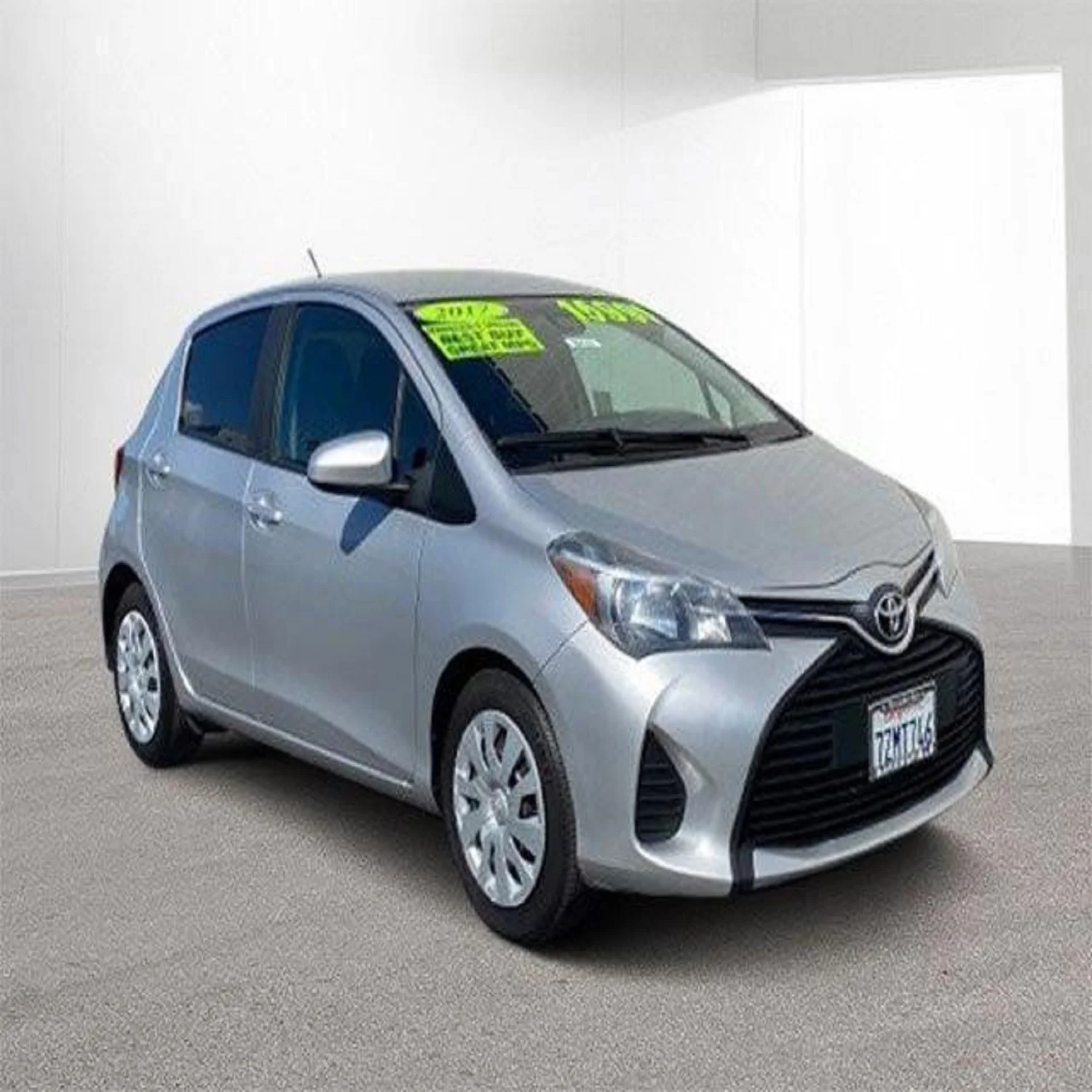 Использованный 2015 Toyota Ya-ris LE