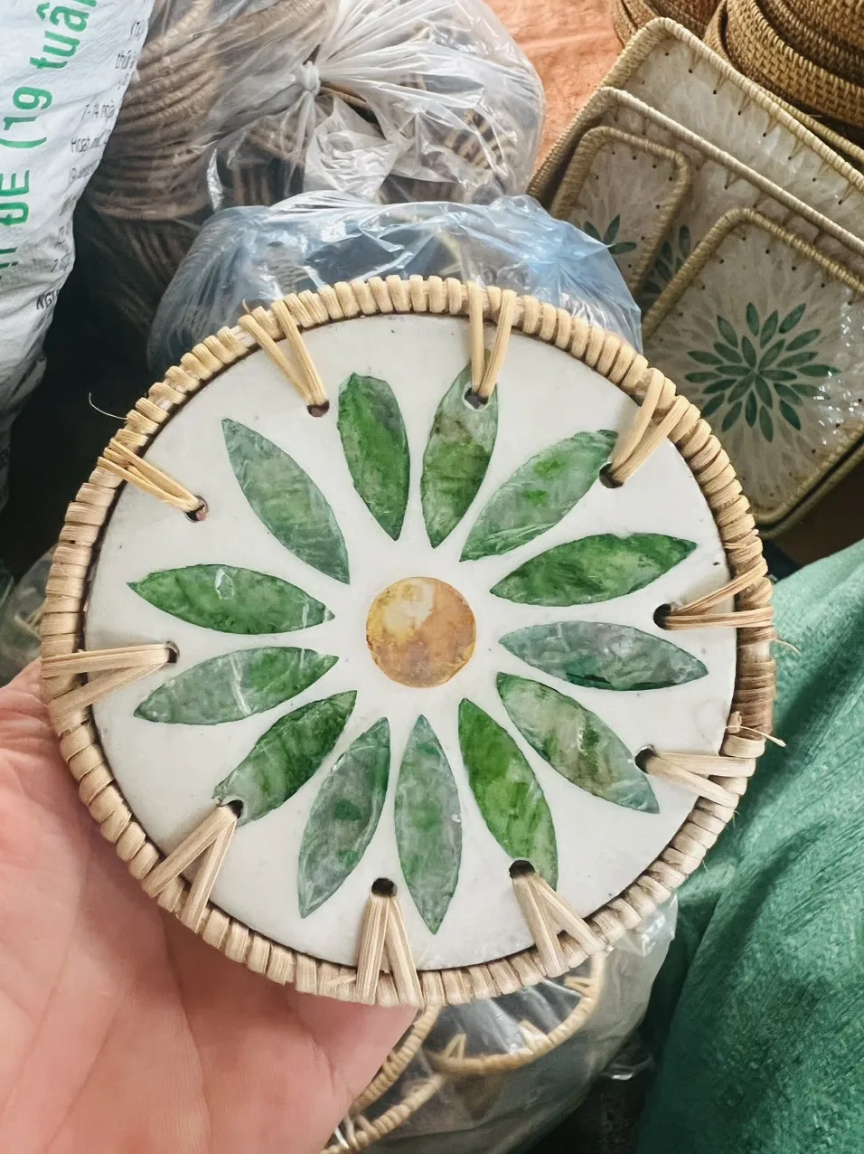 Высококачественные Тканые вручную подставки из бамбука и ротанга классический вьетнамский дизайн с перламутровой инкрустацией Экологически чистая тарелка