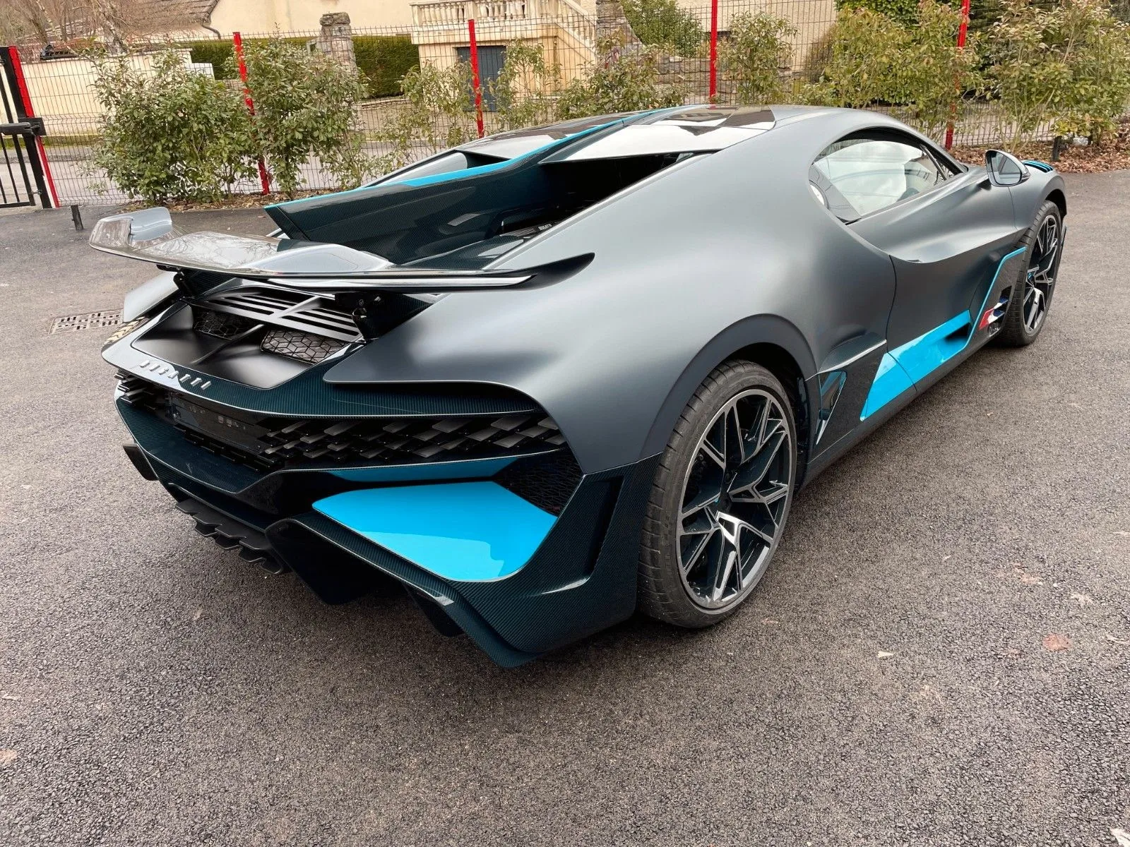 Fairly Used Bugatti DIVO alloy car model Metal rebound sound and light decoration collection Bugatti car model