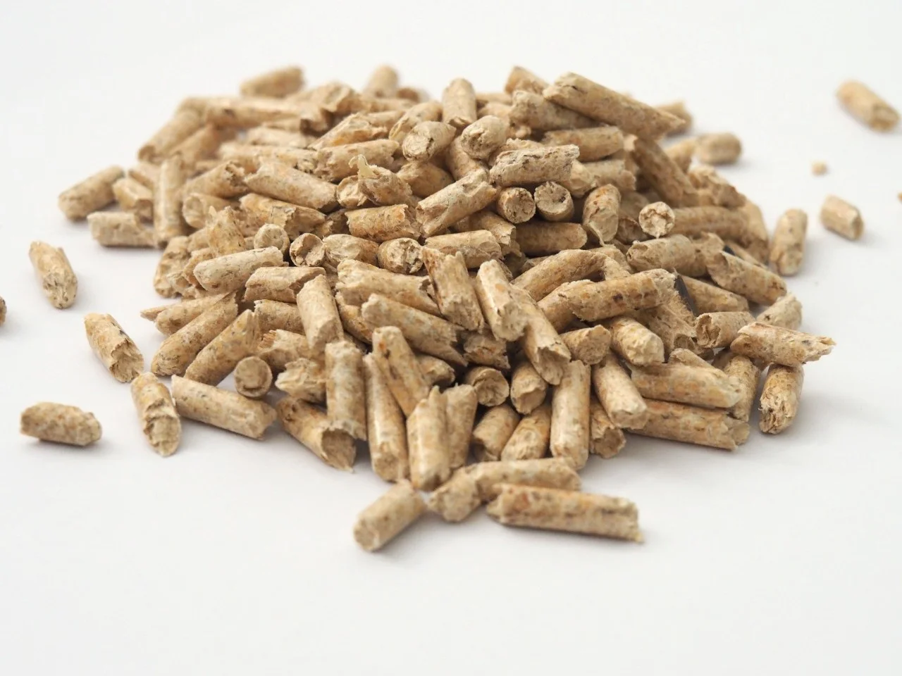 New Premium Wood Pellets 6mm EN plus  in 15kg bags Wood Pellets Prices