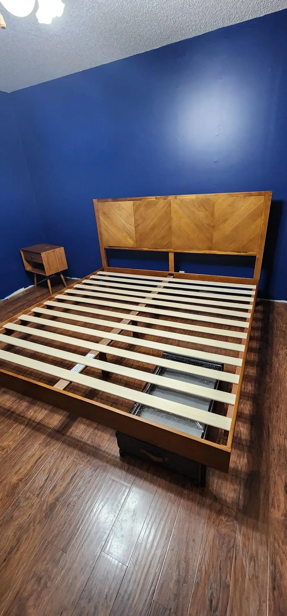 Wholesale Contemporary Design Solid Acacia/Rubber Wood Bedding Frame Platform Bed for Home & Hotel for Apartment Furniture