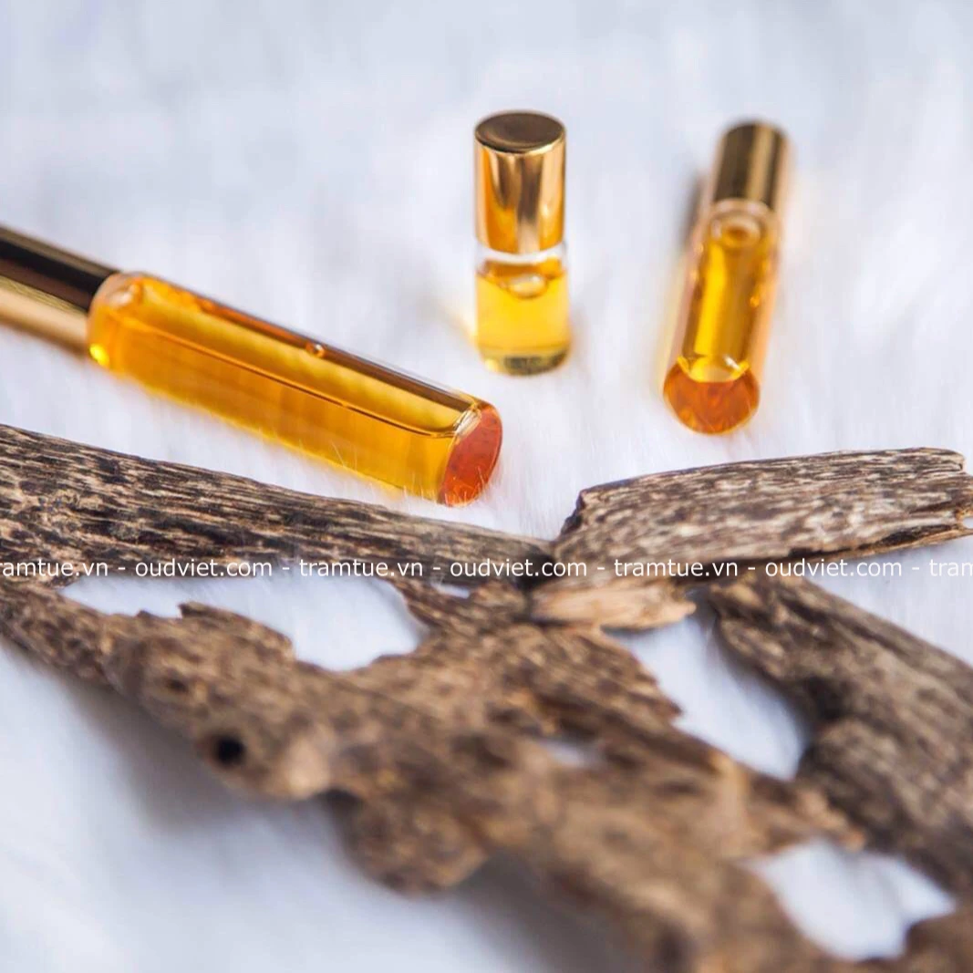 Vietnam Agarwood Oud Essential Oil low price high quality extracted from organic Oudh raw material