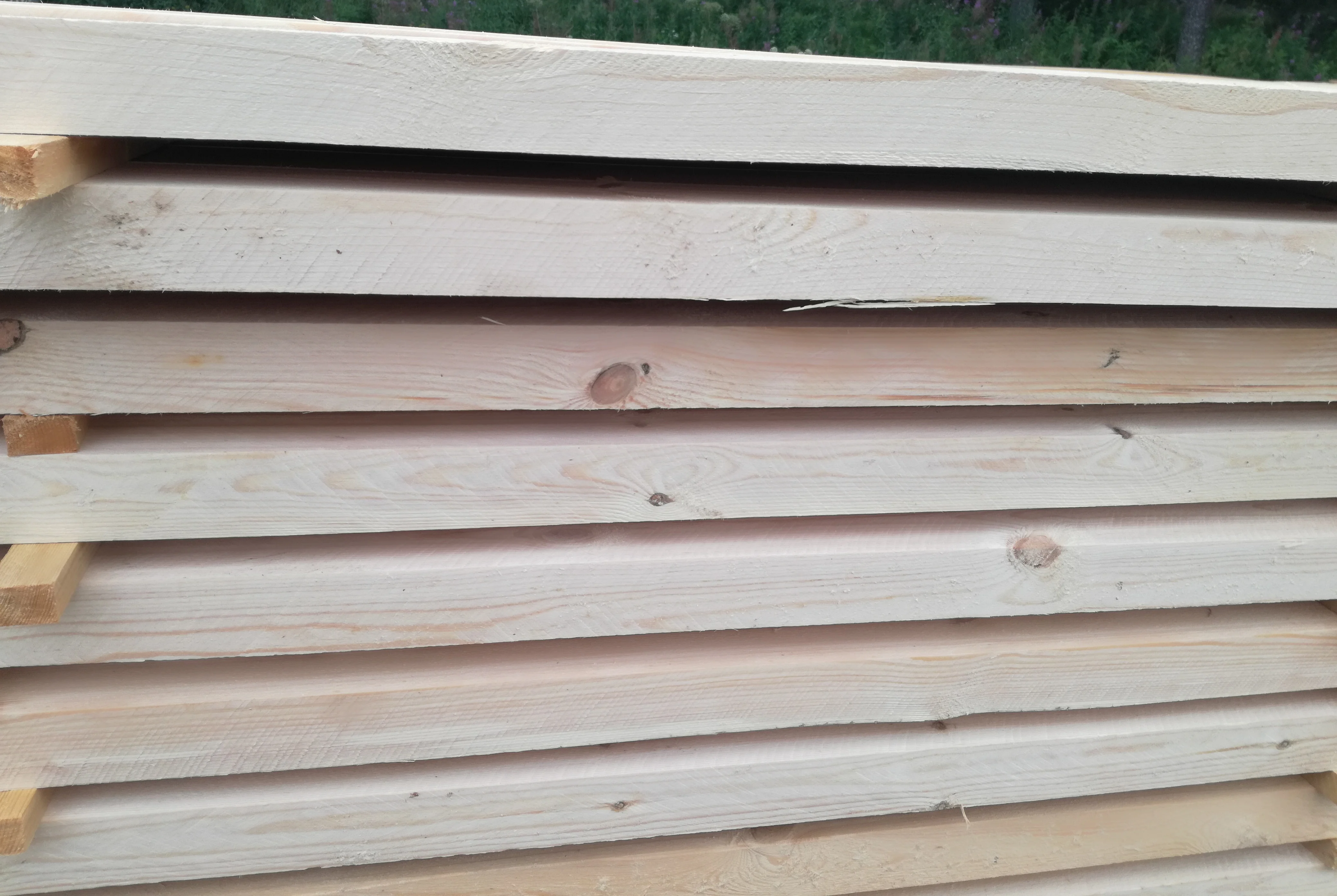 Wholesale Pine Edged Wooden Board Timber Lumber Solid Board Wooden Planks Industrial Wood For Construction