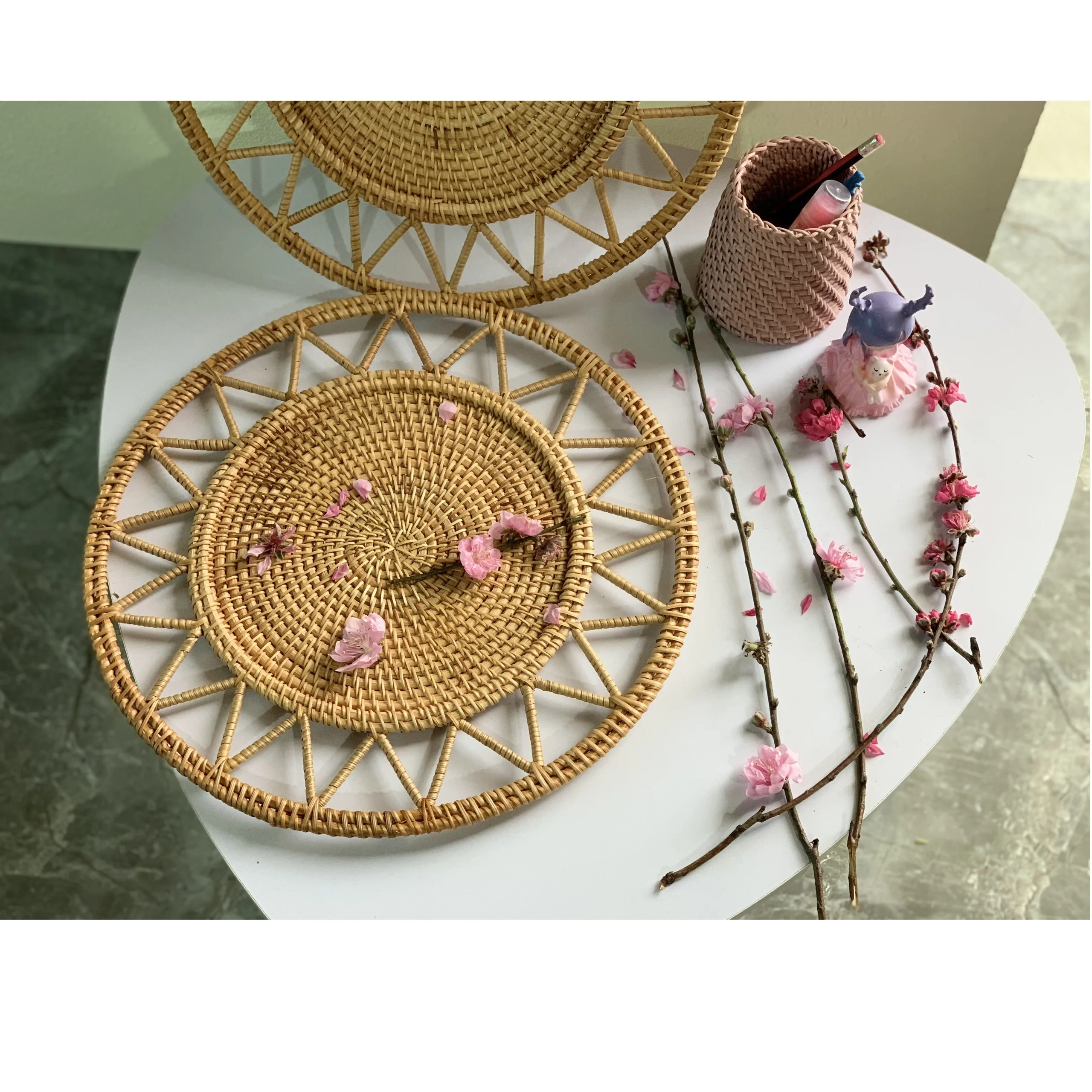 Customized Disposable 100% Bamboo Fiber Luxurious Style Tablecloth New Style Round Shape Rattan Placemat