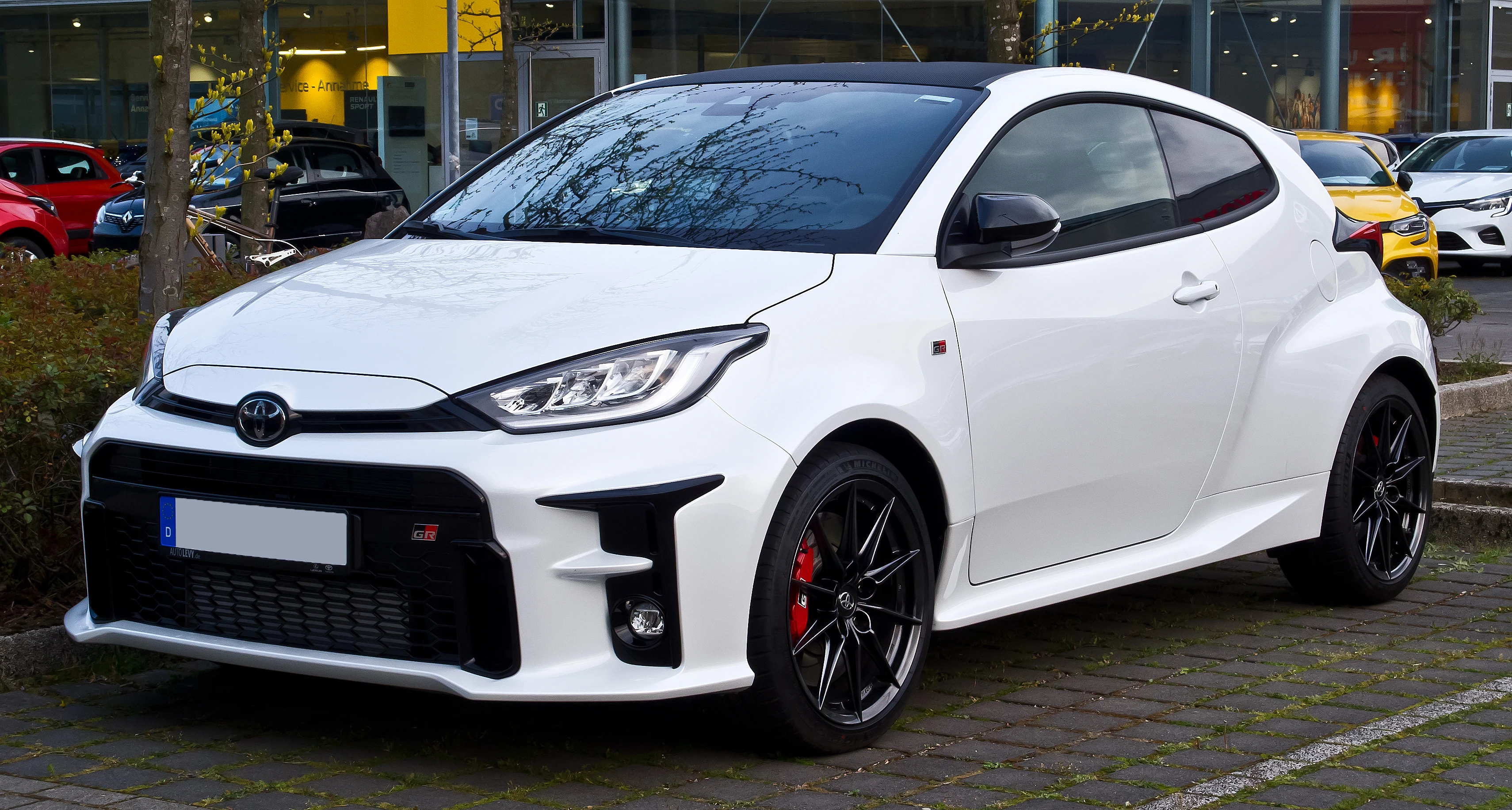 Automatic used Toyota Yaris model left hand drive and right hand drive available Fairly Used Car