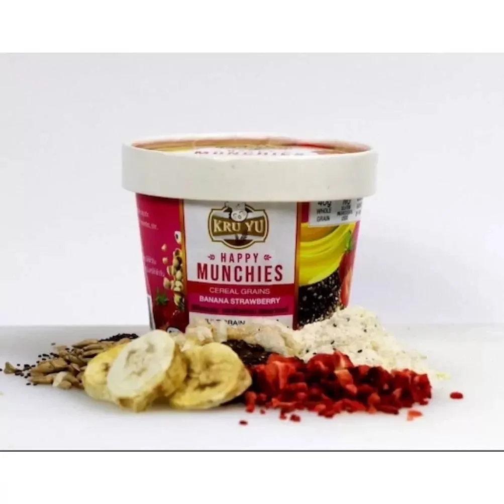 Зерна хлопьев, банан, клубника