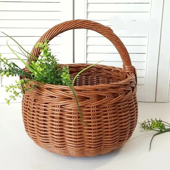 Decorative Round Hand Woven Flower Storage Hamper Baskets Plastic Rattan Basket For Picnic Wedding Gift Hamper Wicker Basket