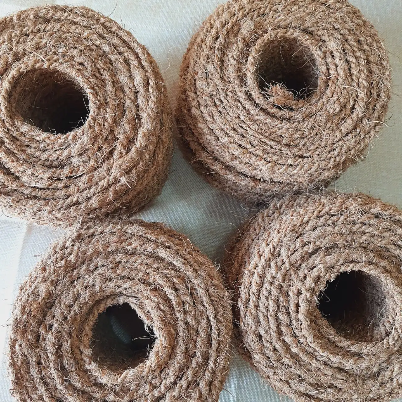 High Quality Natural Hand Woven Coconut Fiber Coir Ropes Twisted Yarn Coco Rope Made in