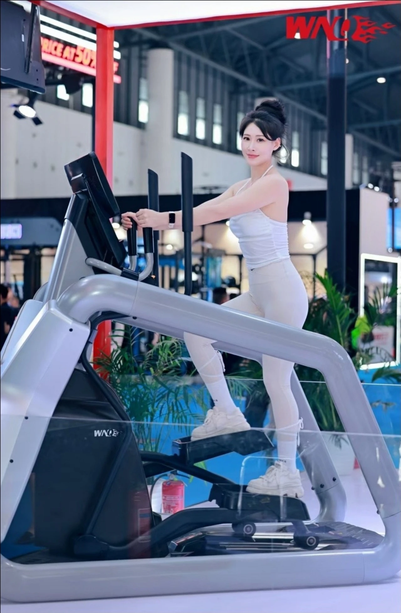 VENUS-XE-TV1 /Incline Adjustable Commercial Use Elliptical / Crosstrainer /15.6 Inch Capacitive Touch Screen