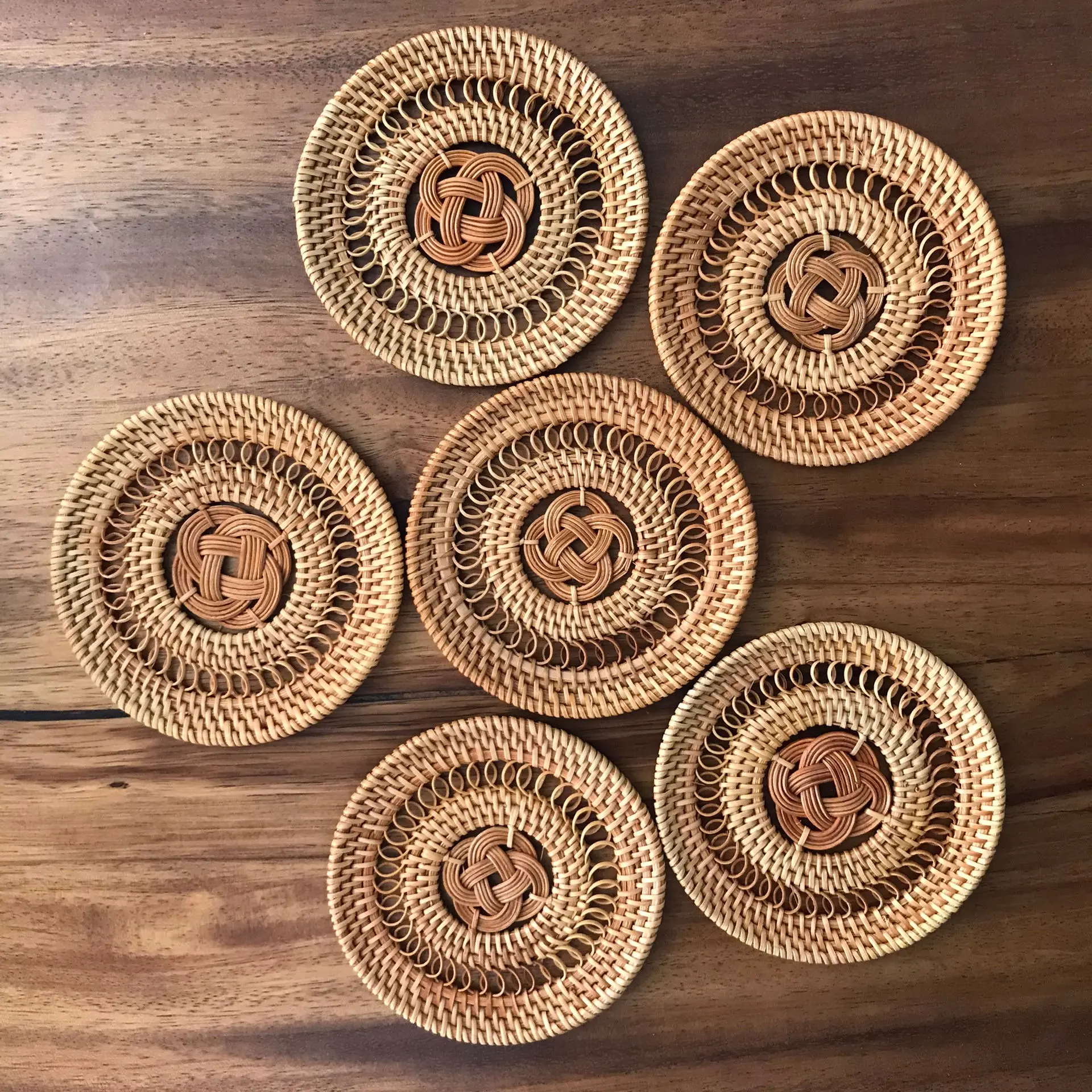 Набор столовых салфеток из ротанга с цветочным узором