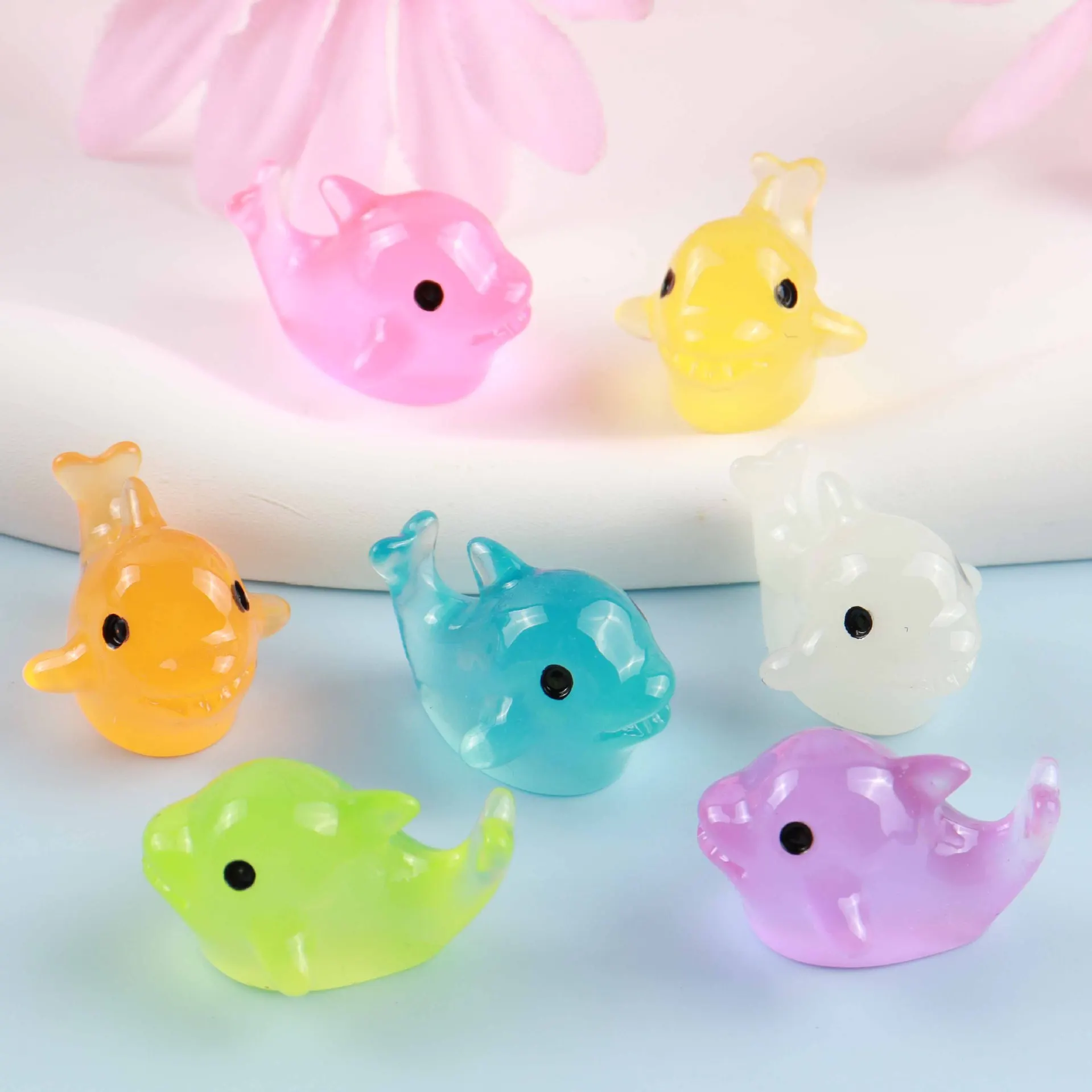 Cute Resin Crafts Dolphin Miniature Figurine Glow in the Dark Ornaments for DIY Home Garden Decor Slime Little Whale Charms