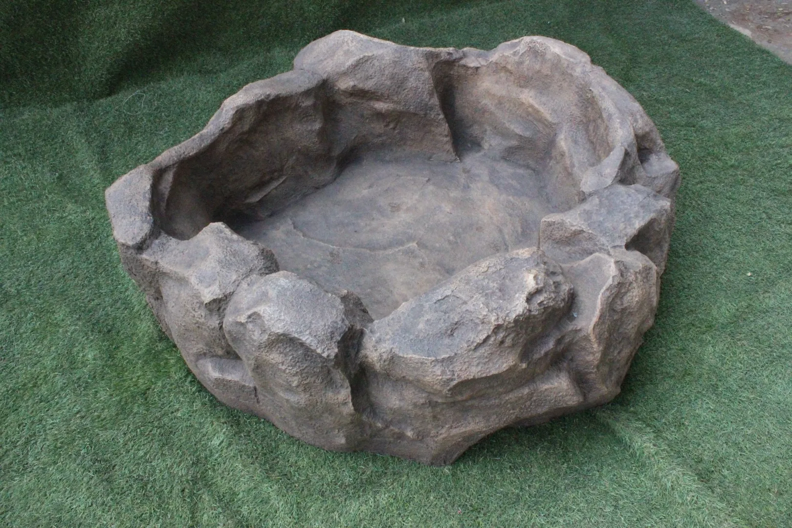 Direct Factory Prices Round Pond Small with Fiberglass Material Made Natural Look Pond For Sale By Indian Exporters