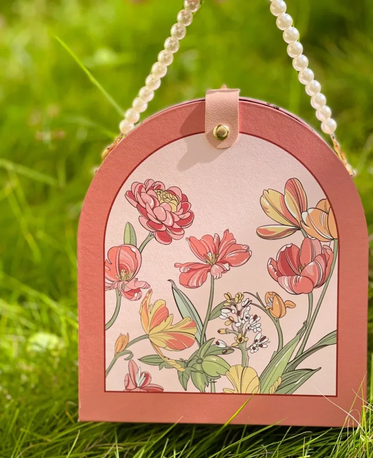 New design Ins Style Cardboard Box Gift Box For Wedding Guest With Beautiful Flower Design With Pearl Handle