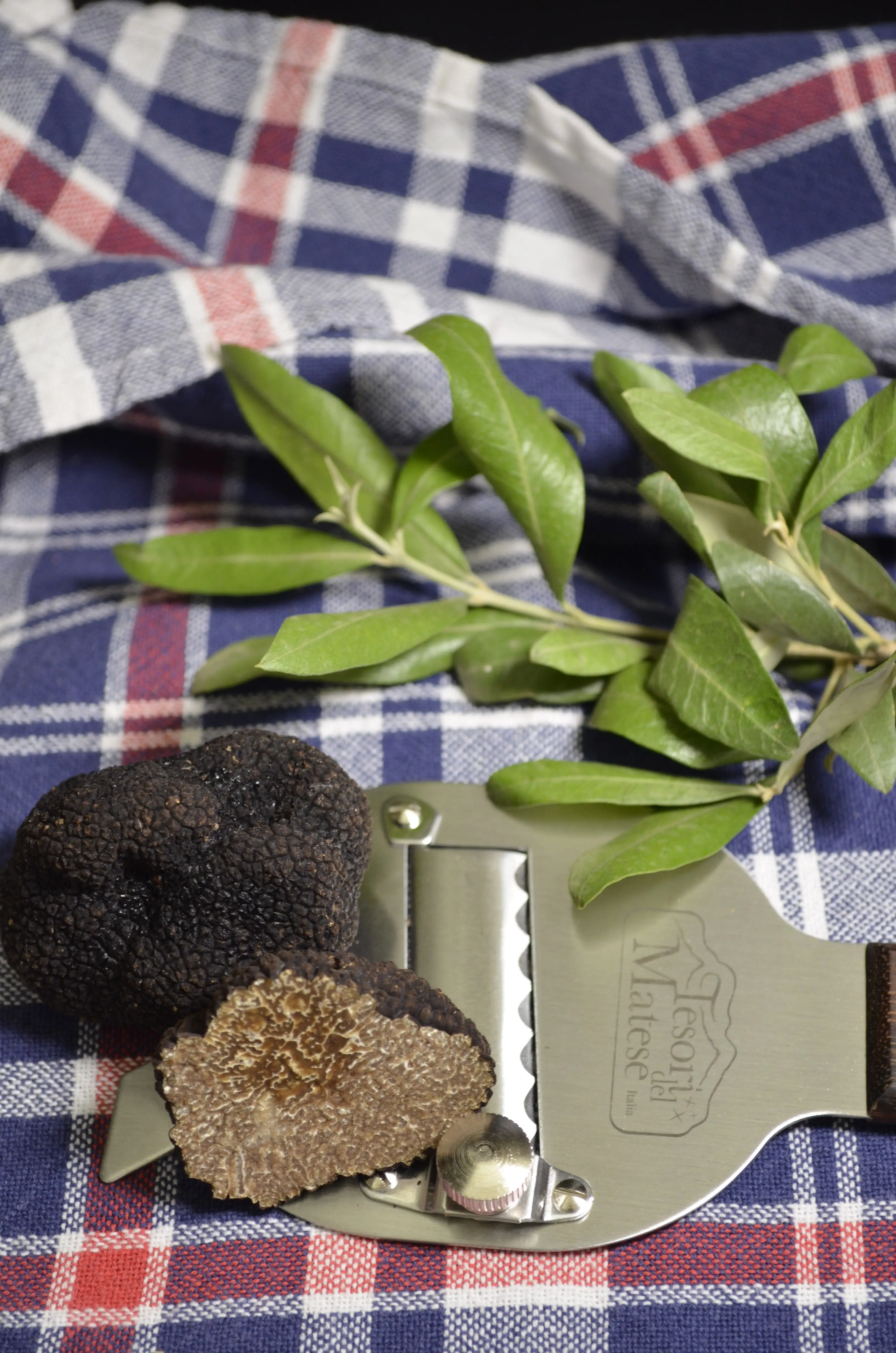 Wholesale luxury Premium quality Italian Hot Pepper with Truffle 80g perfect for dressing your dishes and for export