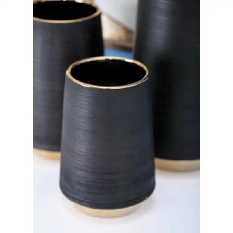 Top quality premium antique design metal vase black powder coated finished customized shape& size at best rate