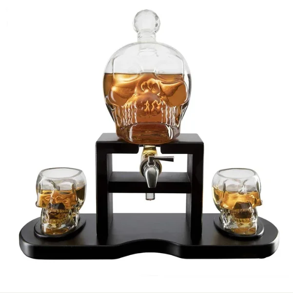 Gift for boyfriend and father: skull-shaped glass decanter