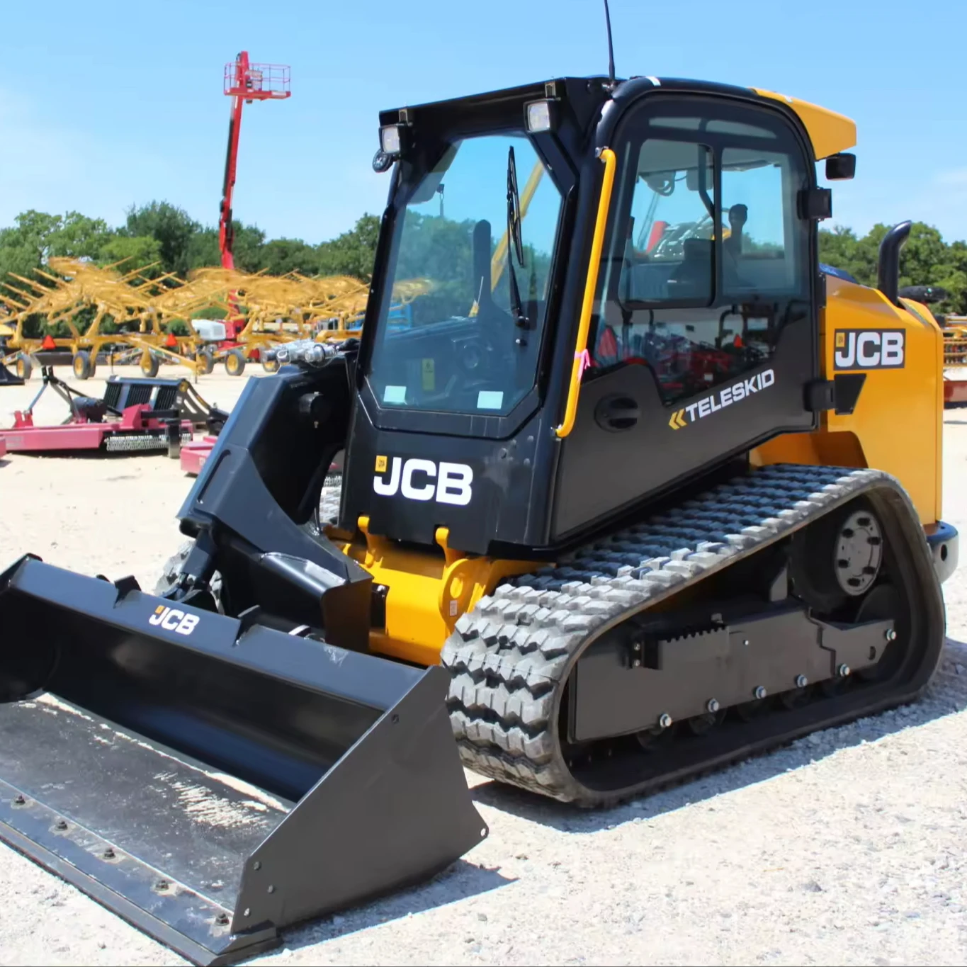 JCB 3TS-8T погрузчик с бортовым поворотом Инженерная и строительная техника