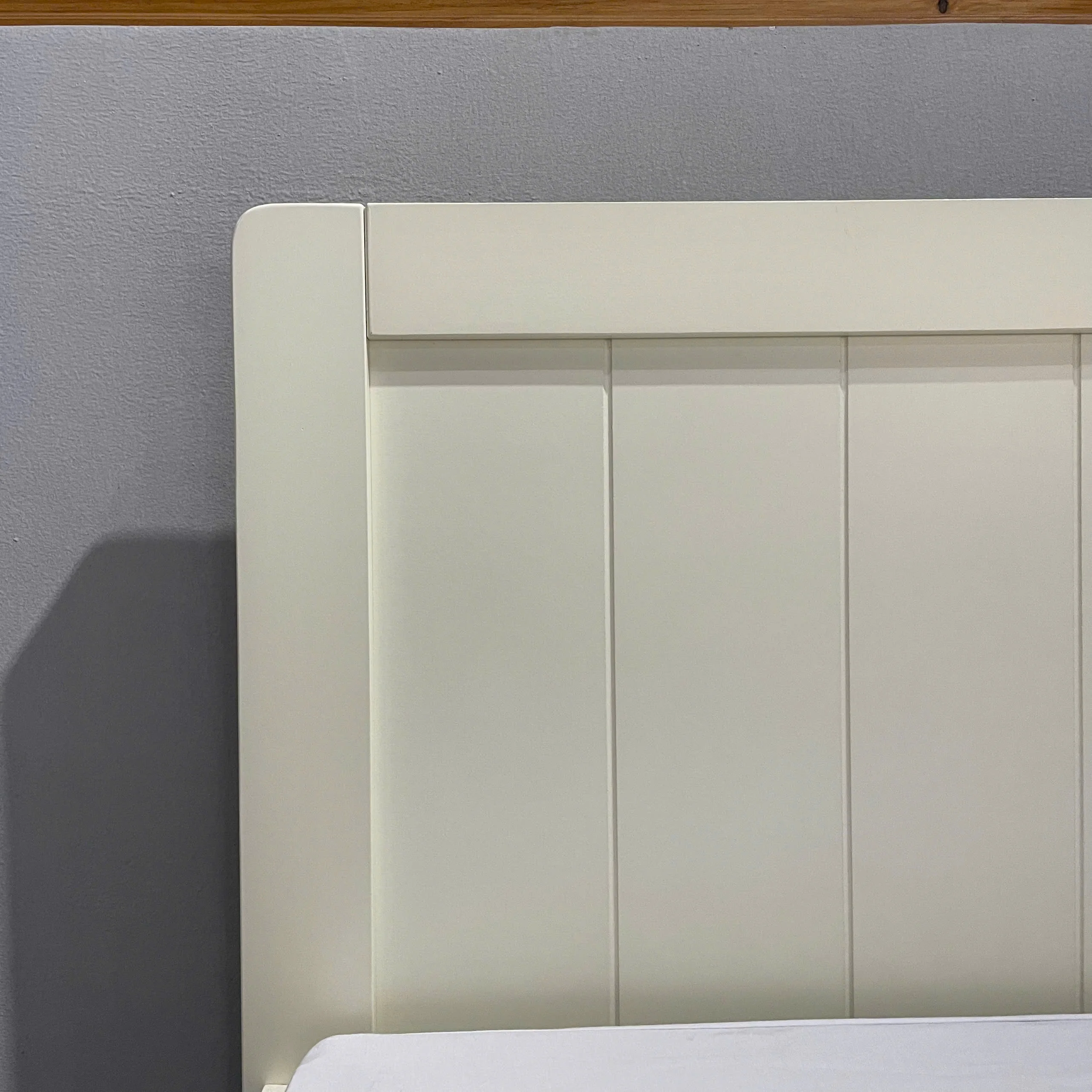 Single bed with minimalism style have white color and espresso color, customize follow customer requirement.