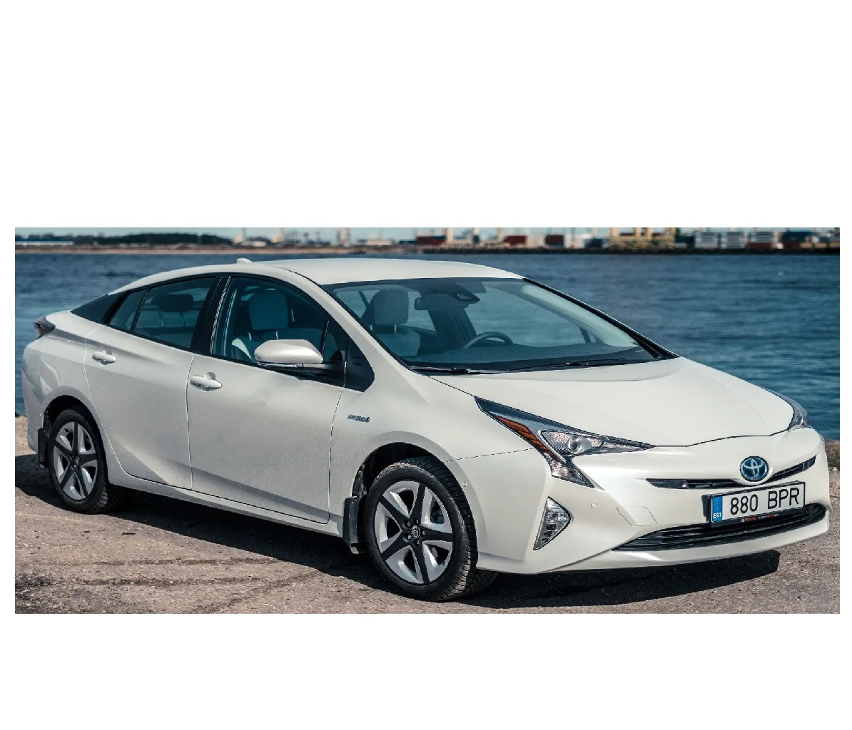 Toyota Prius гибрид для продажи с отличными предложениями по низкой цене и надежная производительность готовая к ежедневным поездкам на работу