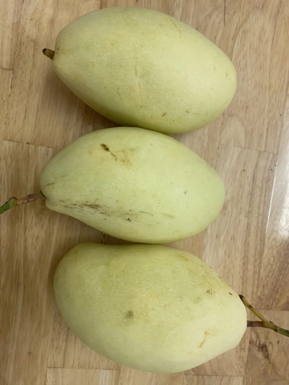 Fresh mango type kaew sweet dark yellow meet ready for ship export into many country all over the world