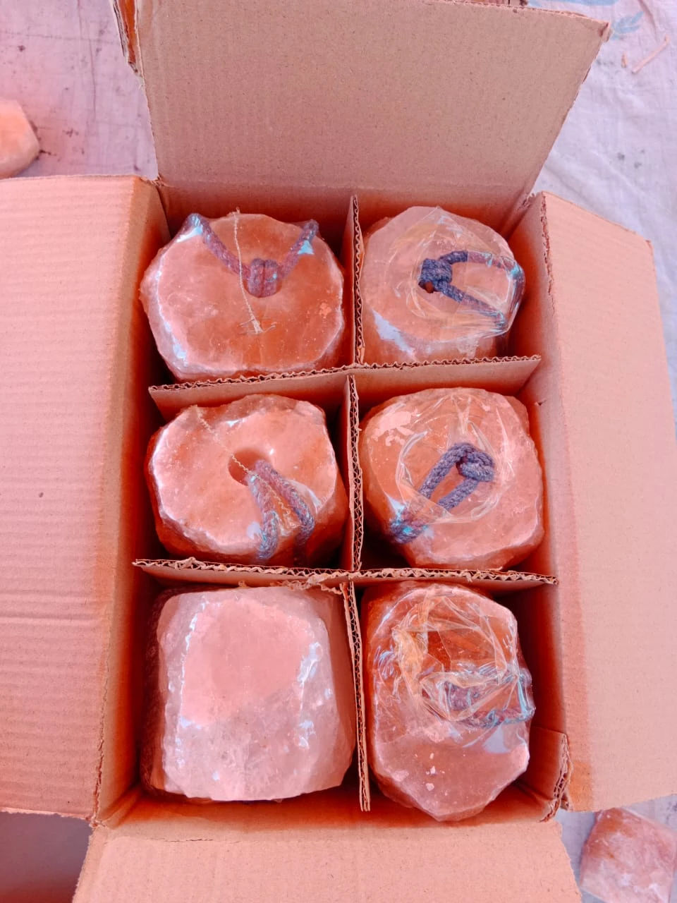 2024 Wholesale Himalayan Animal Horse Lick Natural Pink Salt Natural shape salt with strong hanging Rope Customized Packing