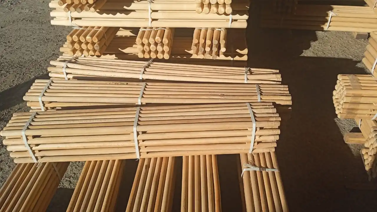 Wooden handles broomstick for brush cleaning wood stick for house and garden cleaning tools  good quality italian screw