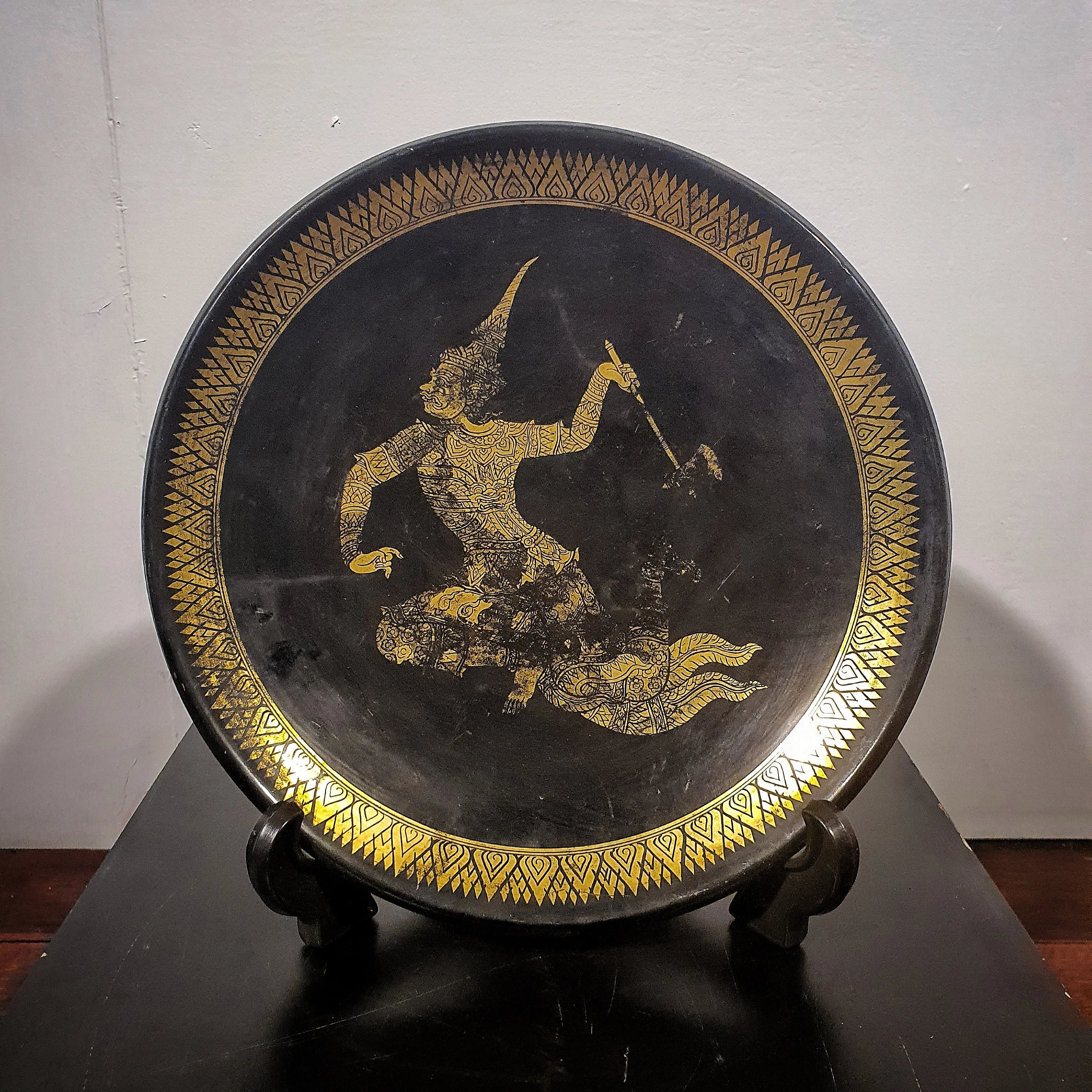 Vintage Wooden Dish Lacquer Gilded With Giants In Thai Literature For Decorated and Collect Home Decor