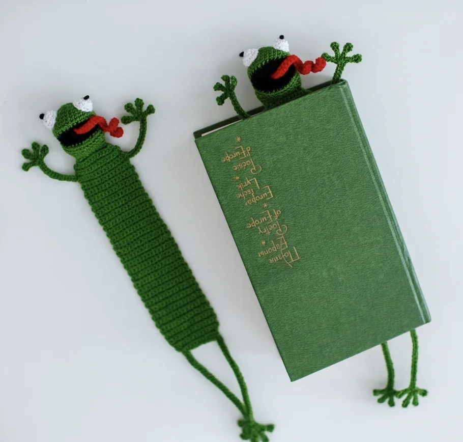 Custom  High Quality 100% Cotton  Knitting Product Hand Crochet peeking frog Bookmark For Gift