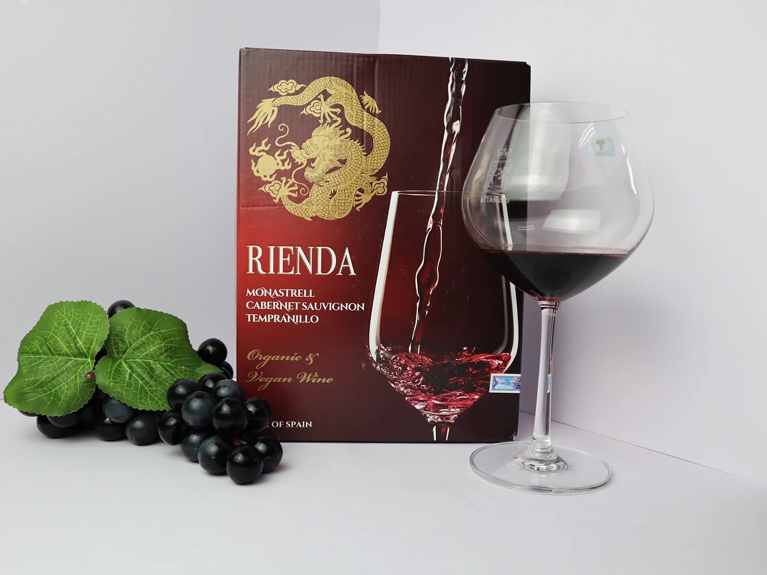Wholesales content alcoholic 15%  red color reasonable price beverages wine supplier Rienda from Spain
