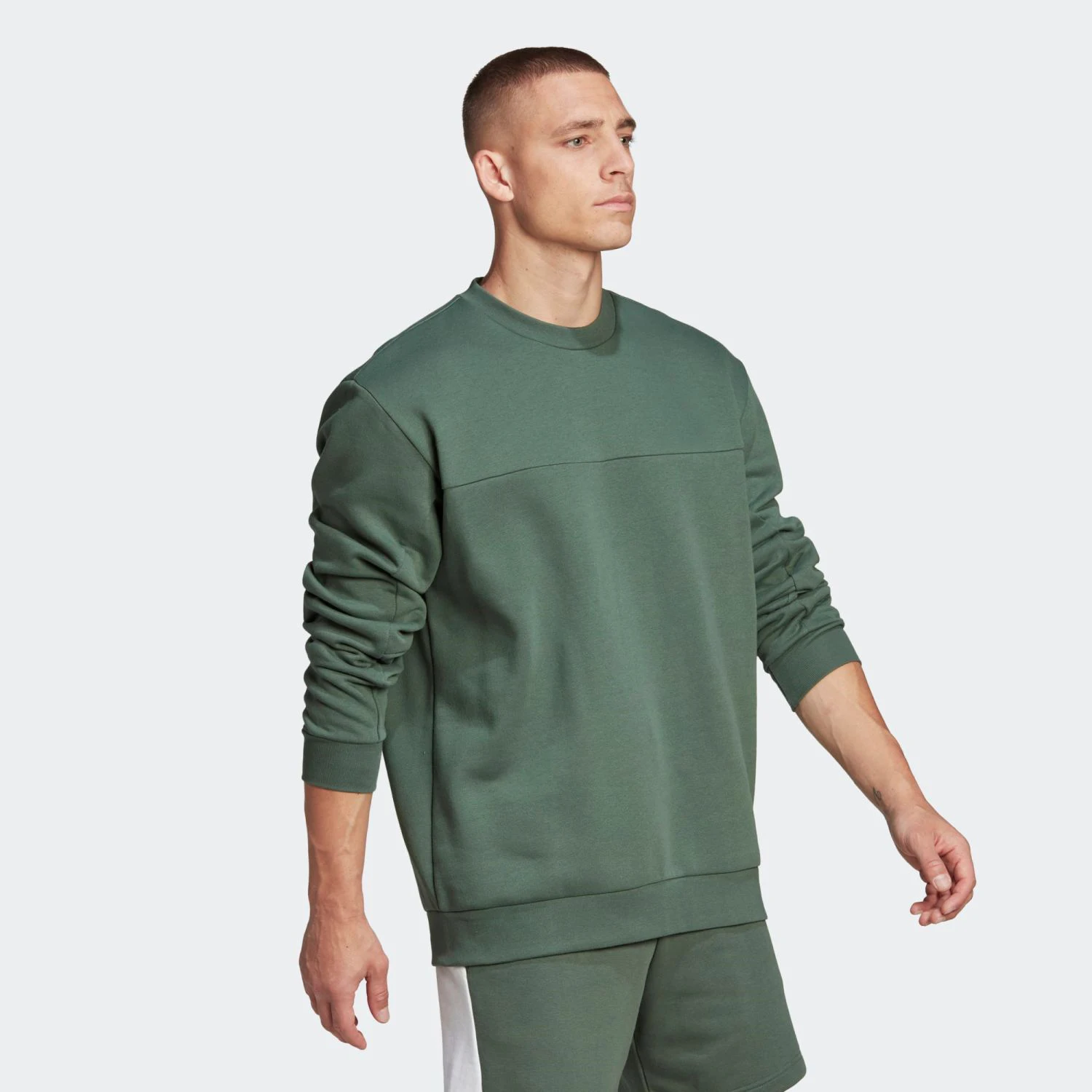 Cozy Forest Green Crewneck Sport Sweatshirt Warm and Loose Fit 77% Cotton 23% Recycled Polyester Anti-Wrinkle Pullover Style