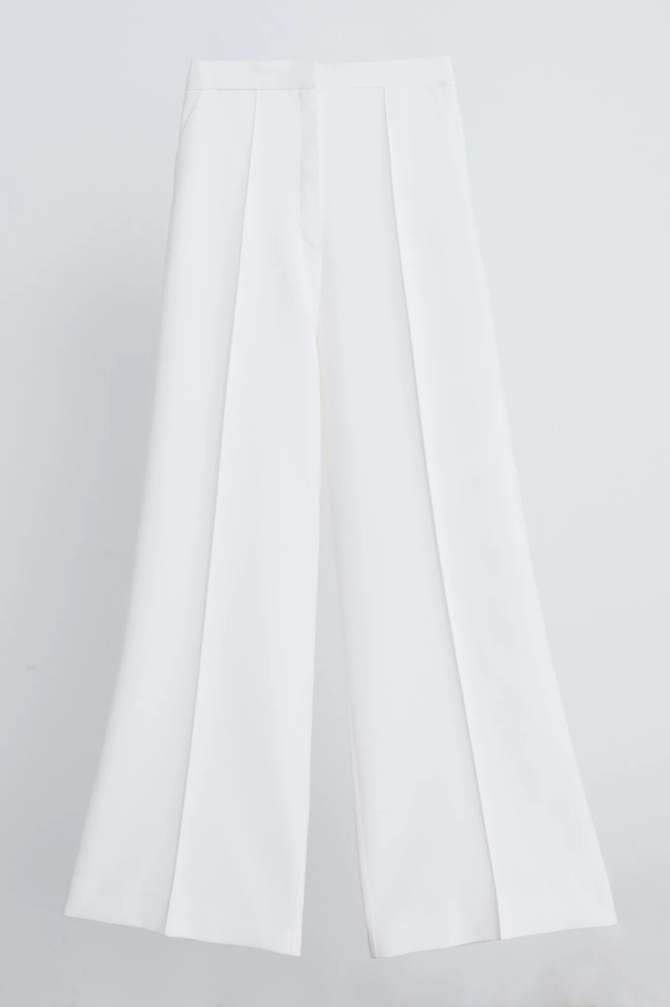 Белые брюки с широкими штанинами