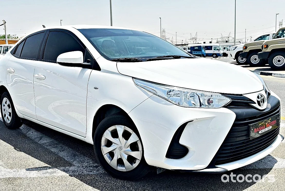 Очаровательные и чистые Подержанные автомобили Toyota Yariss 1.6L 2021 модельный год белый цвет экстерьер