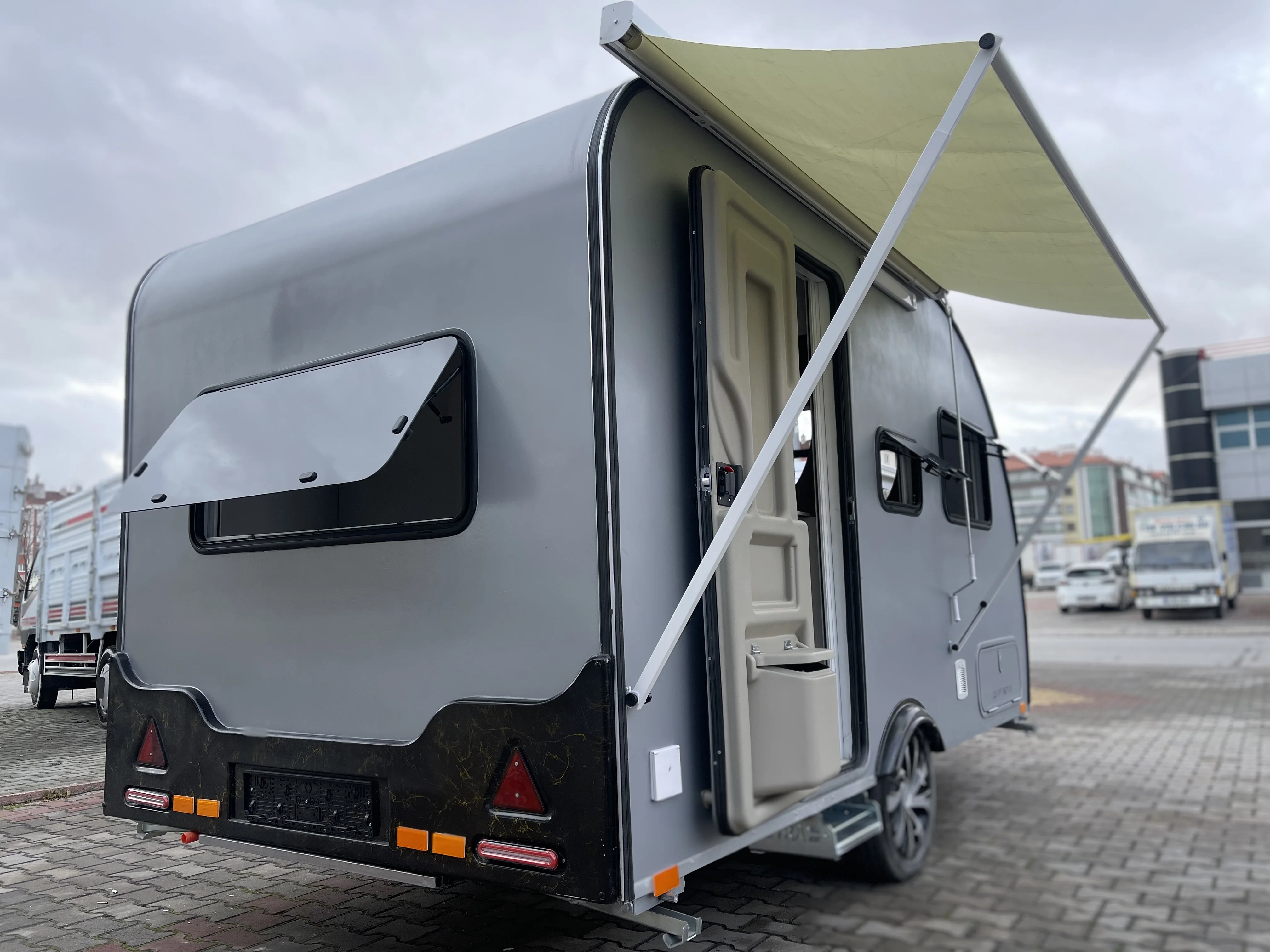 HUNTMENT All-Weather Motorhomes Comfortable RV for Family Off-Road Adventures Reliable Camper Trailer Beach Exploration Camping
