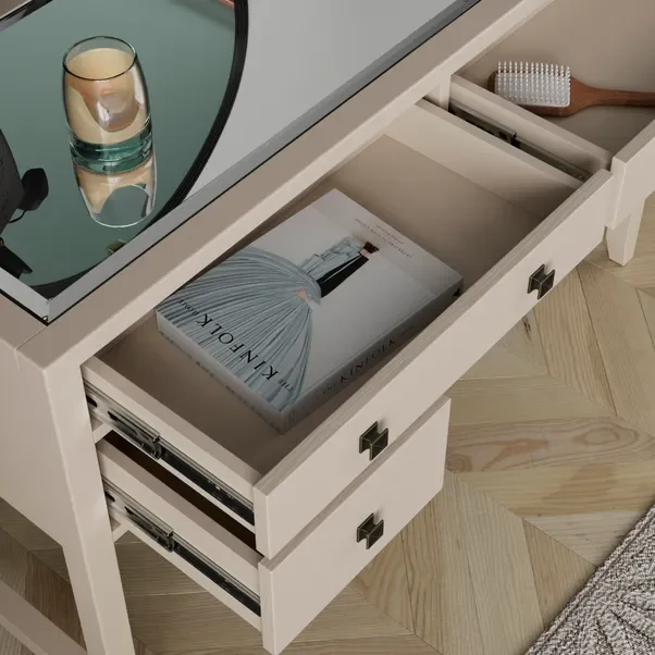 Modern MDF Wooden Bedroom Dressing Table with 5 Drawers and Wooden Legs Ribbed Design Makeup Vanity