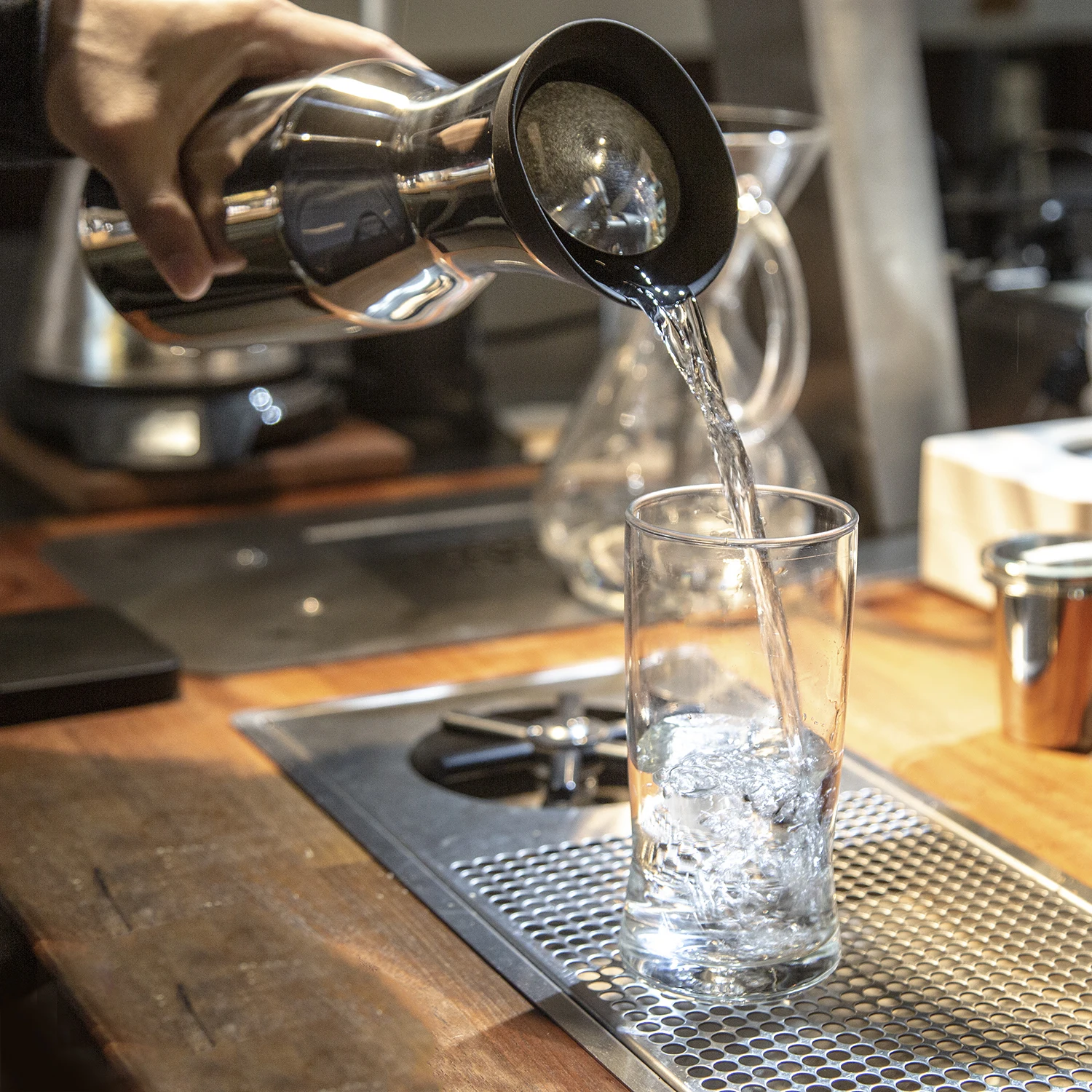 Hot Sell Luxury Modern Mimosa Pitcher Water and Coffee Beverage Carafe with Lid for Restaurants Silicone and Metal Jug