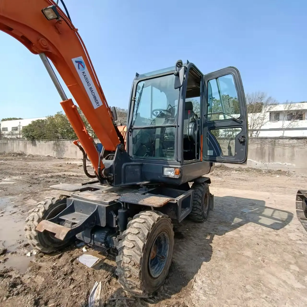6 Ton used small wheel excavator Doosan DX60W tyre excavator with high efficiency and best operating experience in China